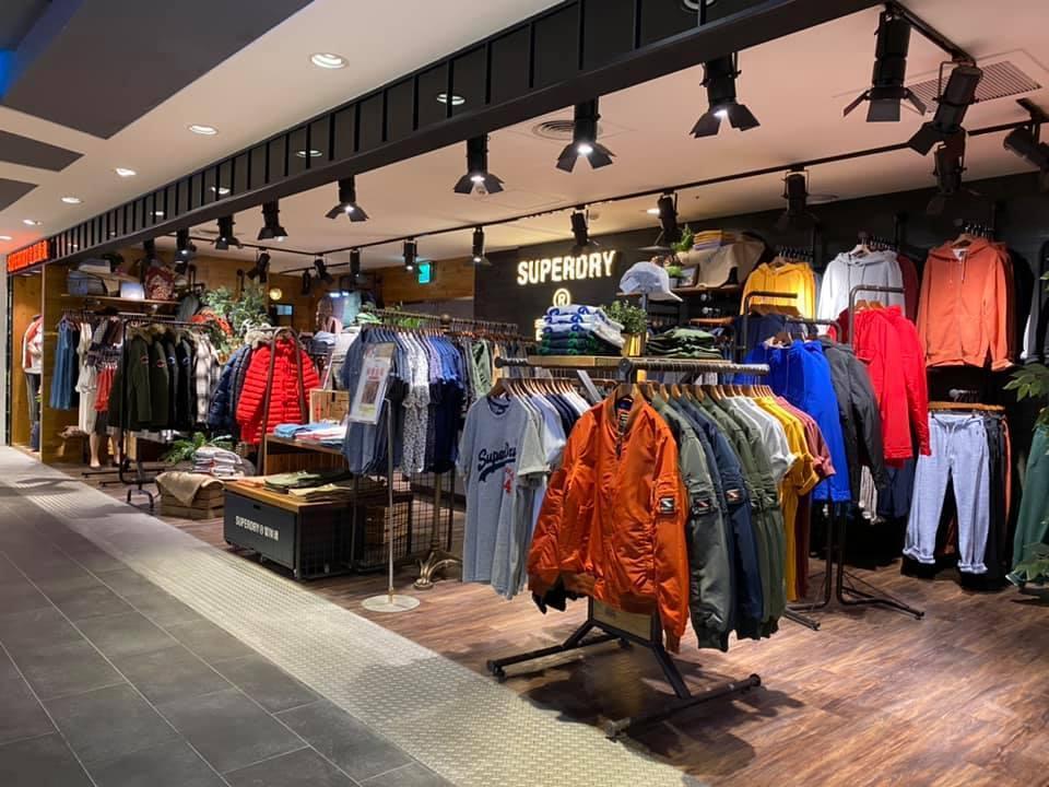 有網友觀察到,曾經在台灣紅極一時的英國潮牌Superdry,現在似乎不再受青睞。(翻攝自Superdry 臉書專頁)