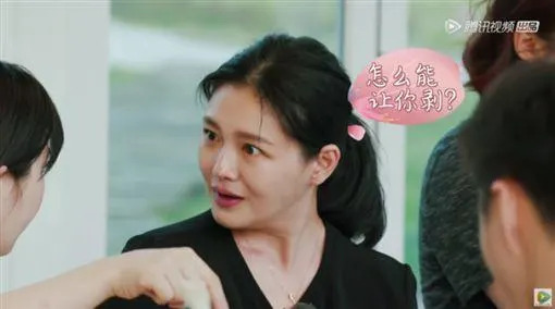 大S上實境秀時，見到福原愛動手要幫江宏傑剝蝦殼，突然一臉驚訝。（翻攝自網路）