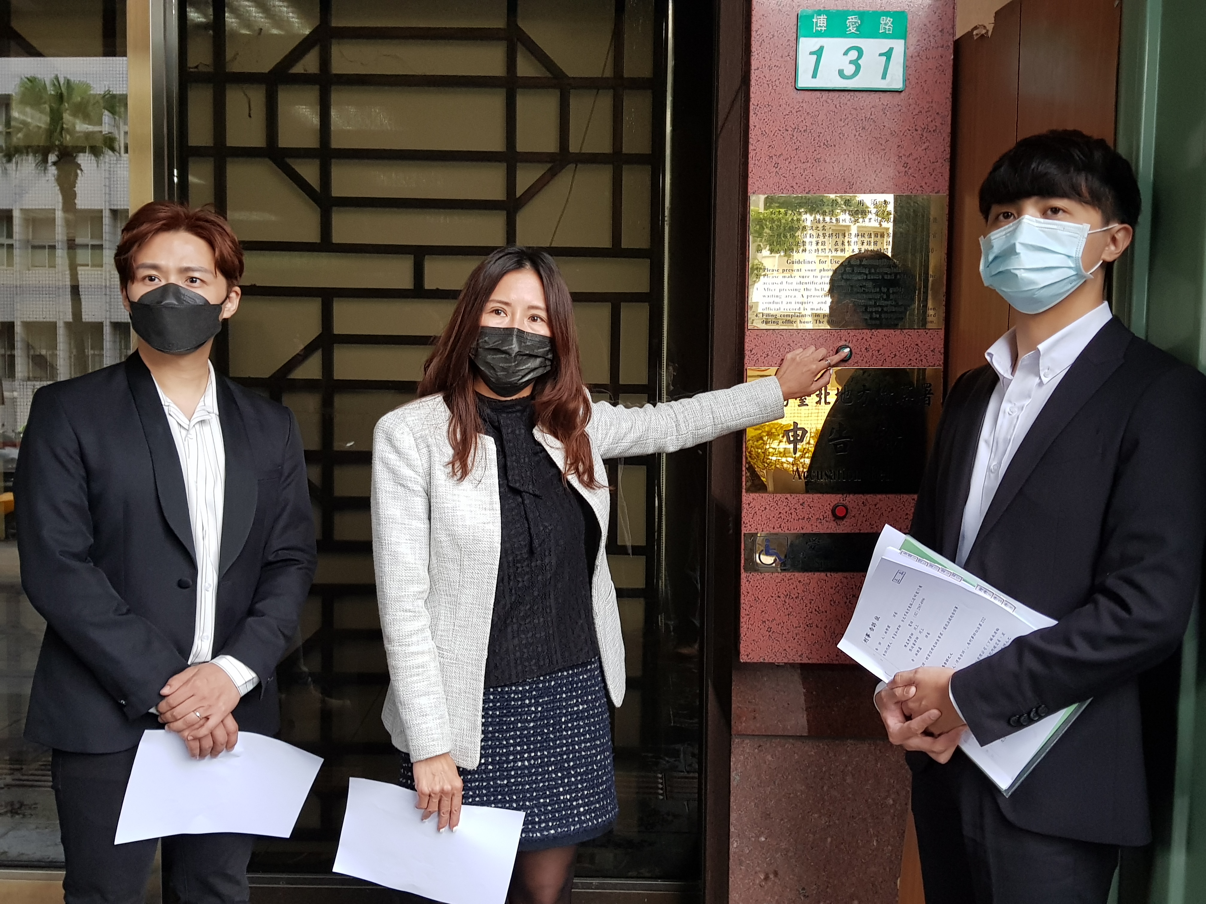 林學圃委任律師李荃和(左)、陳孟秀(中)及張廷睿(右)控告林朝鑫涉及妨害名譽及誣告罪。