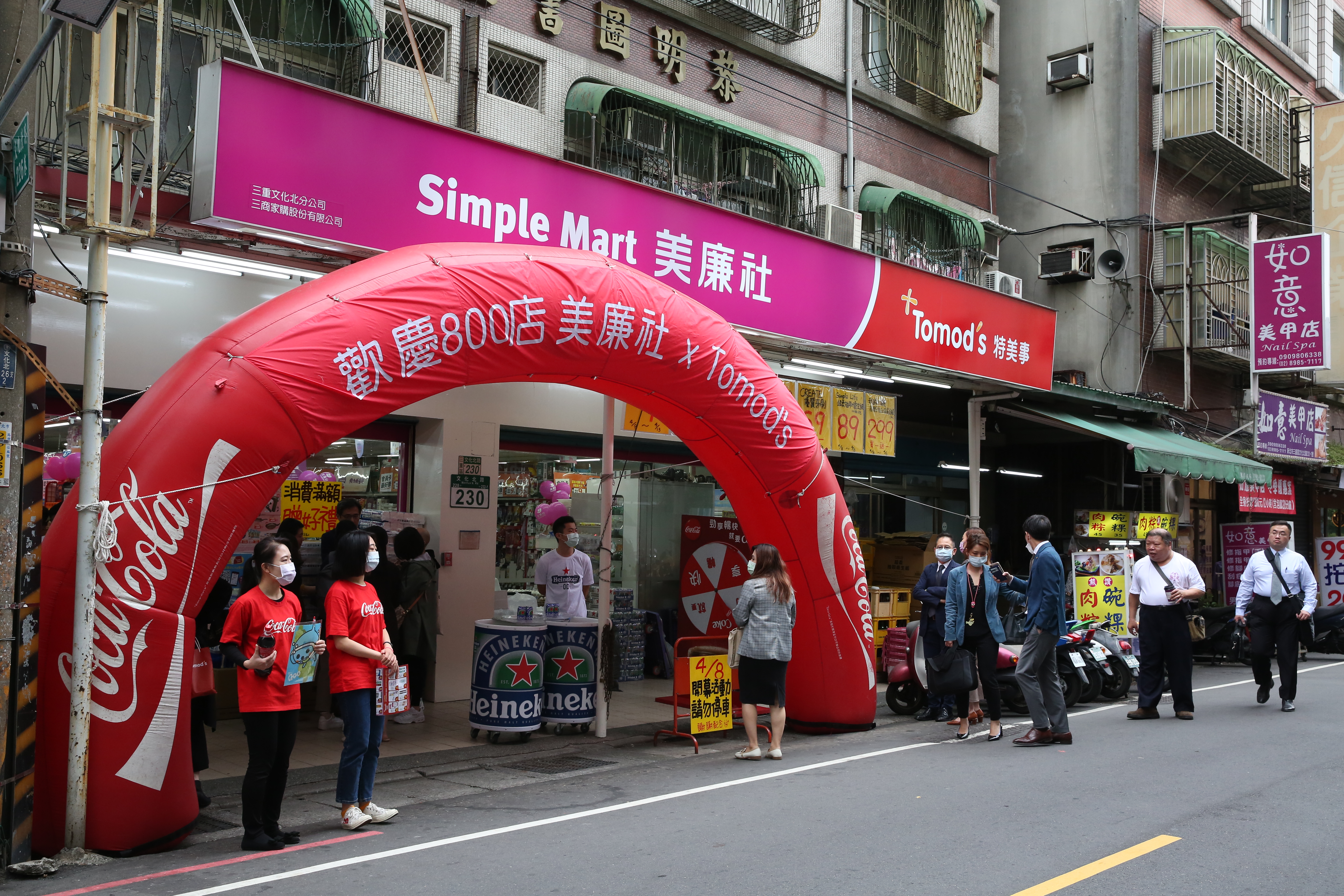 美廉社隱身在巷弄街道，目前總店數近800家，僅次於超市龍頭全聯。