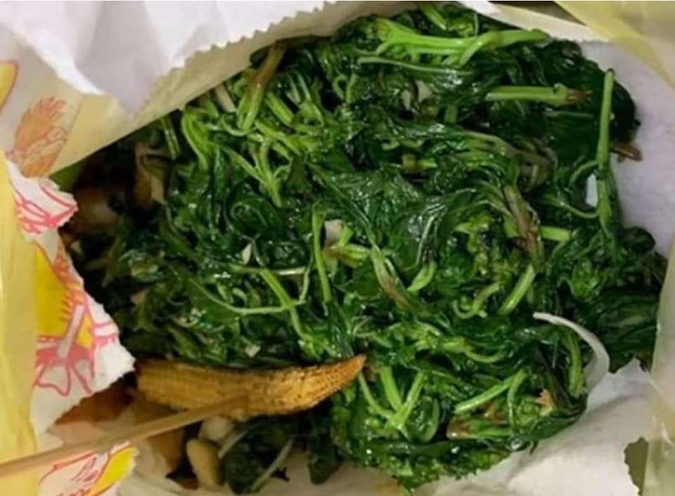 網友到鹹酥雞攤花錢買九層塔，結果老闆直接用九層塔「塞爆」紙袋。（翻攝爆廢公社）