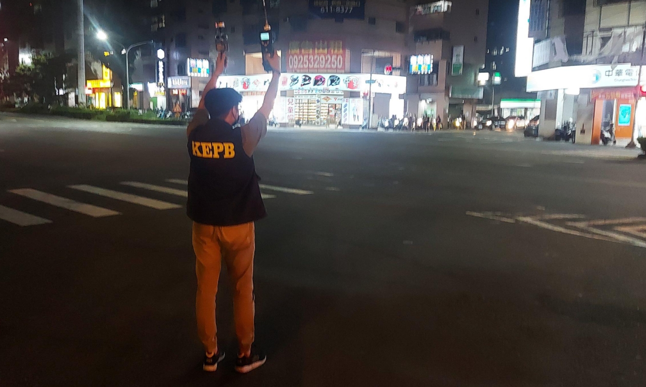 環保局人員接獲陳情後到現場用儀器進行測量。（高市環保局提供）