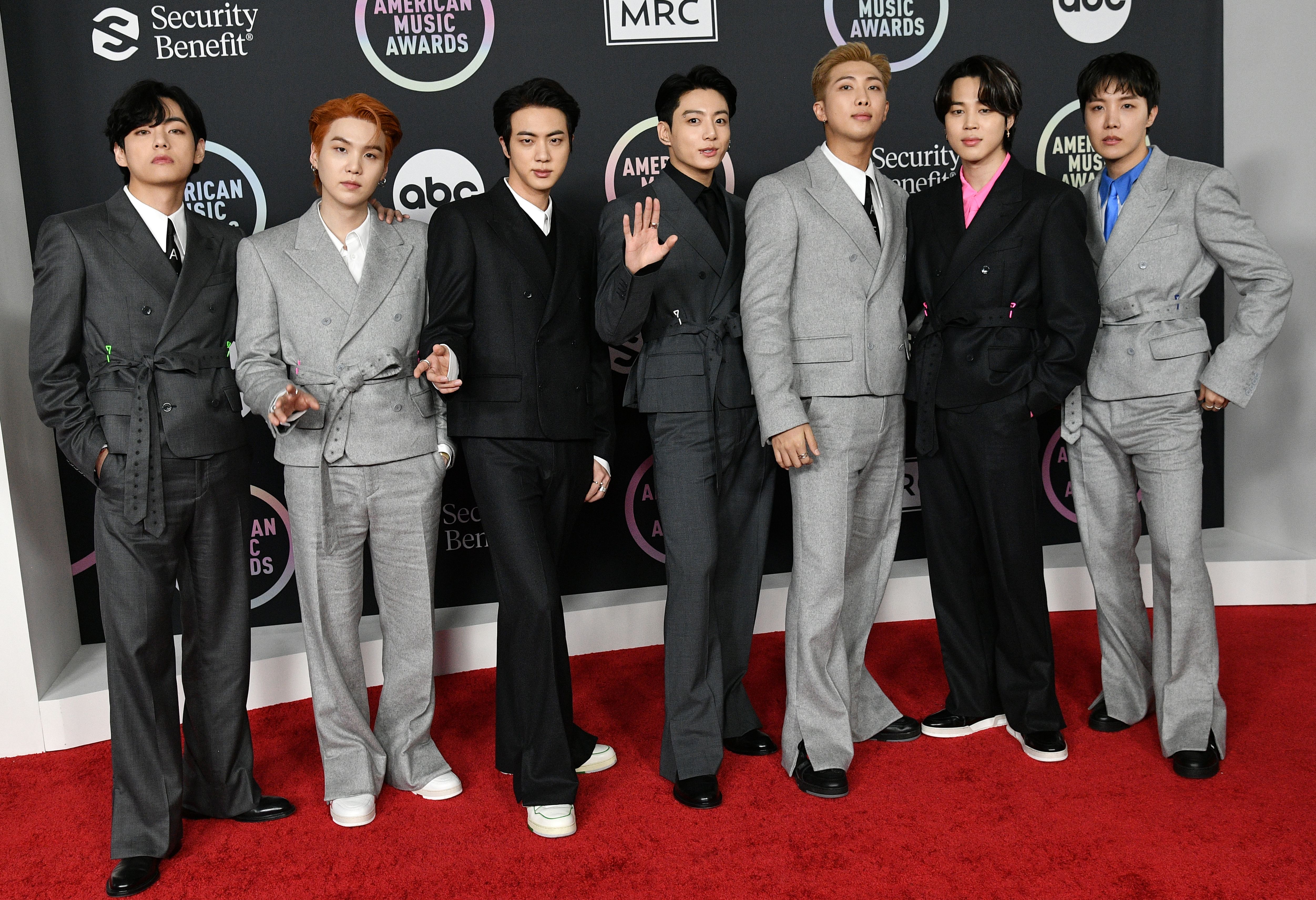 韓國超人氣男團BTS防彈少年團獲得AMA全美音樂獎年度藝人大獎，是亞洲藝人第一次得獎。（東方IC）