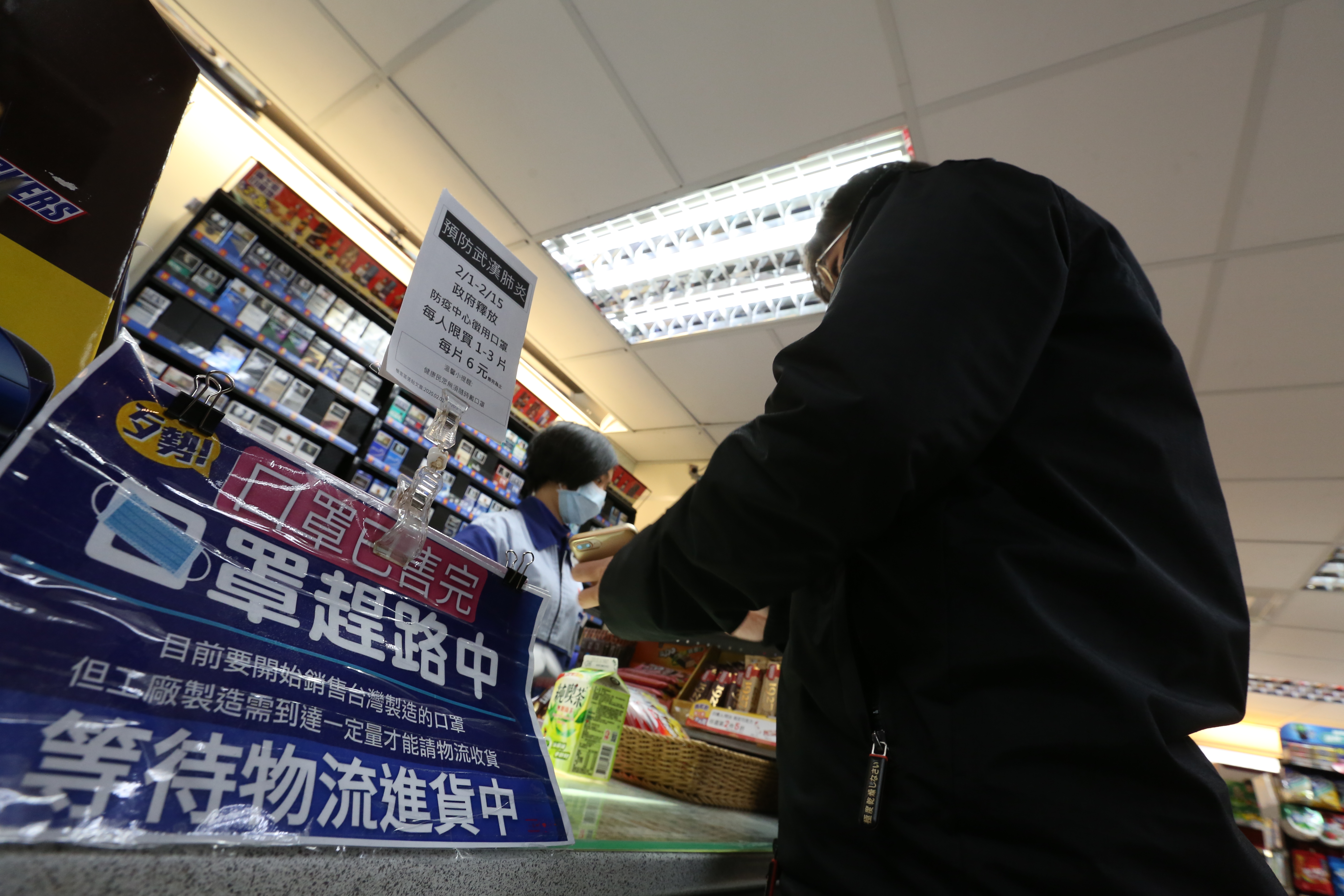 便利商店夜間工作衛生安全指引，引發網友討論。（資料照）