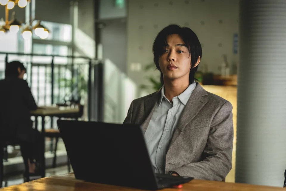 劉亞仁在《地獄公使》化身教主。(Netflix提供)