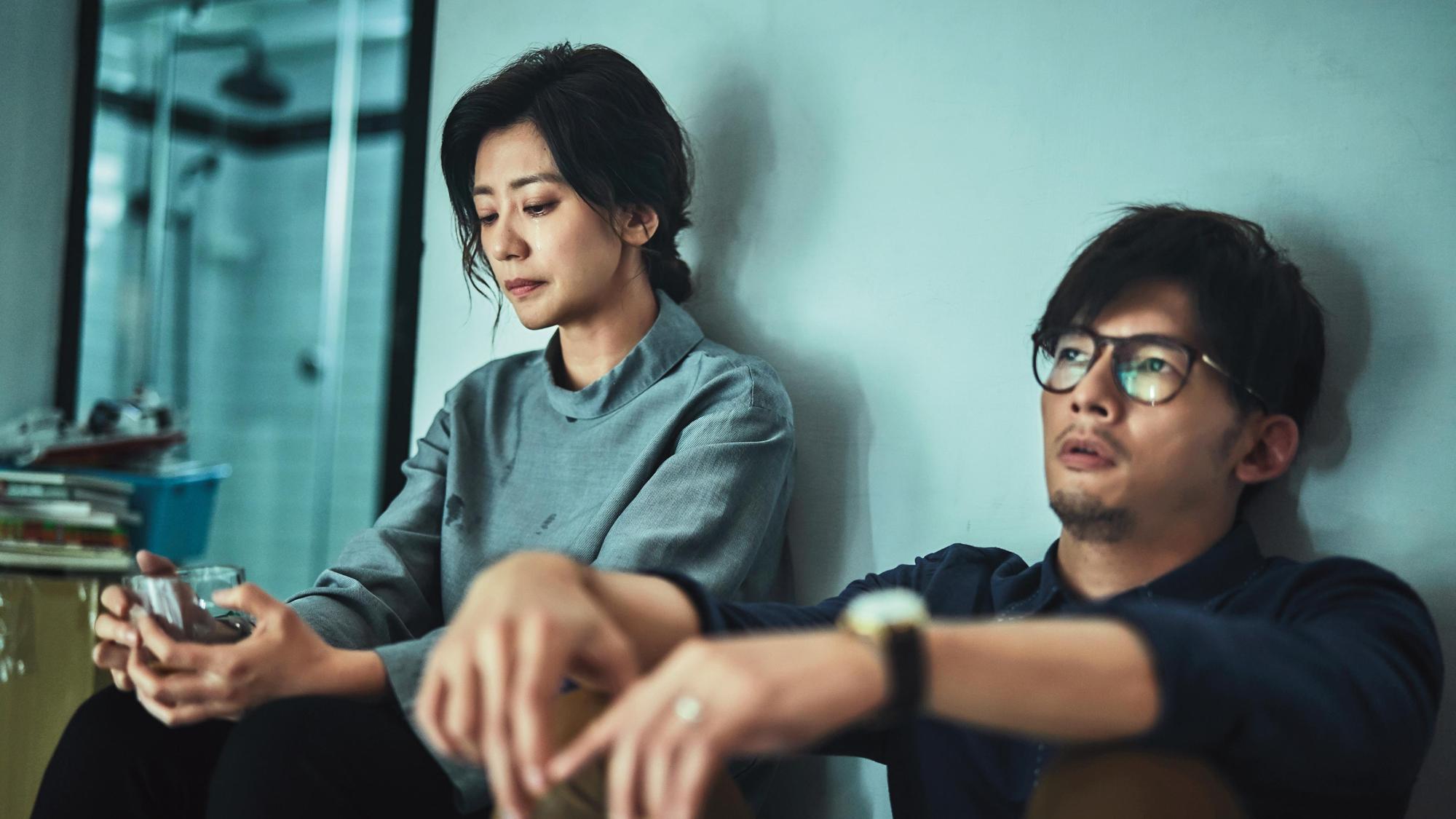 溫昇豪（右）以《我們與惡的距離》拿下首座金鐘獎，改變槓龜多年的命運。左為賈靜雯。（公視提供）