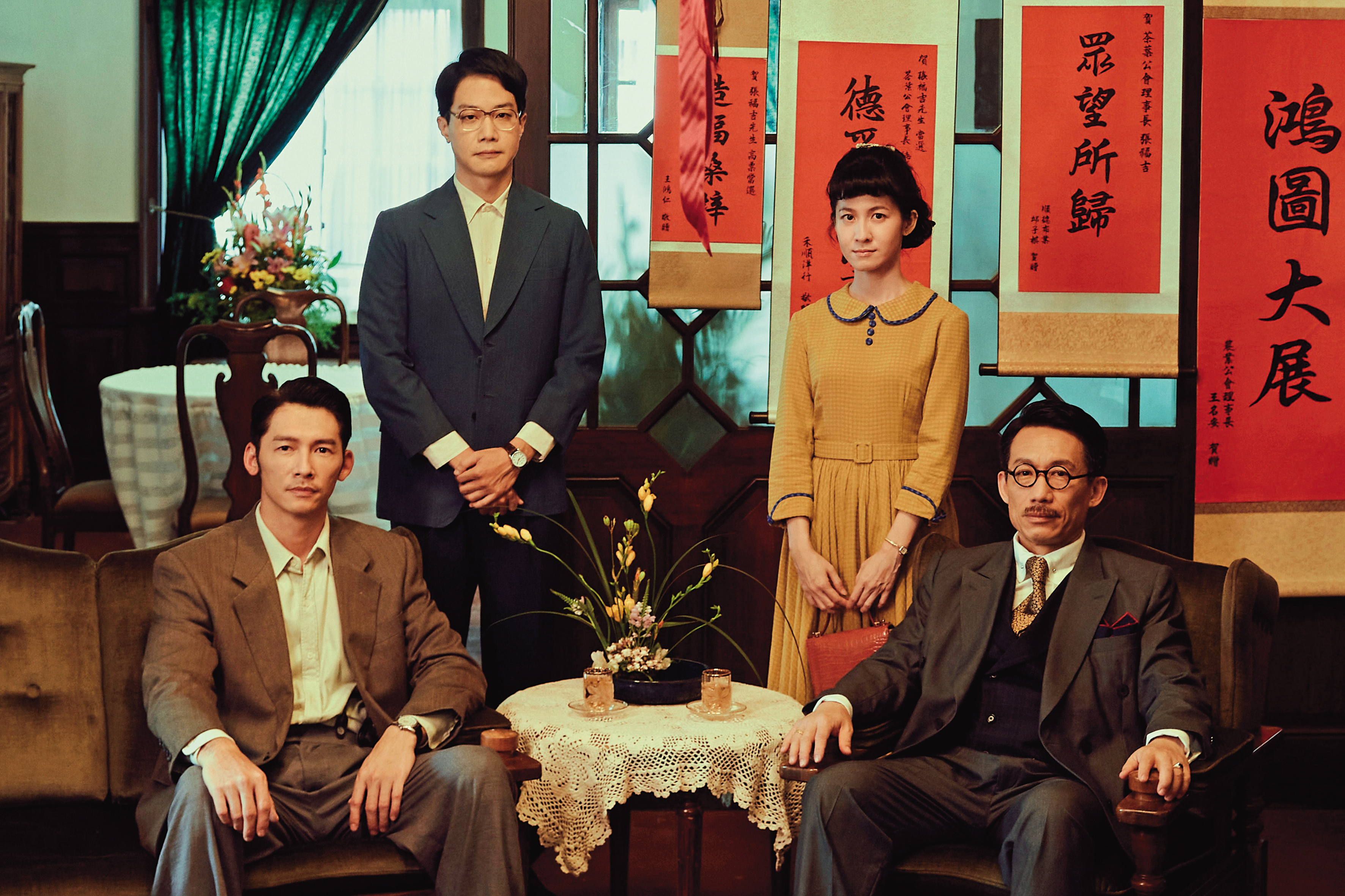 溫昇豪(左起)和薛仕凌、連俞涵、郭子乾合作《茶金》,被譽為近年最好看的年代劇。(公視提供)