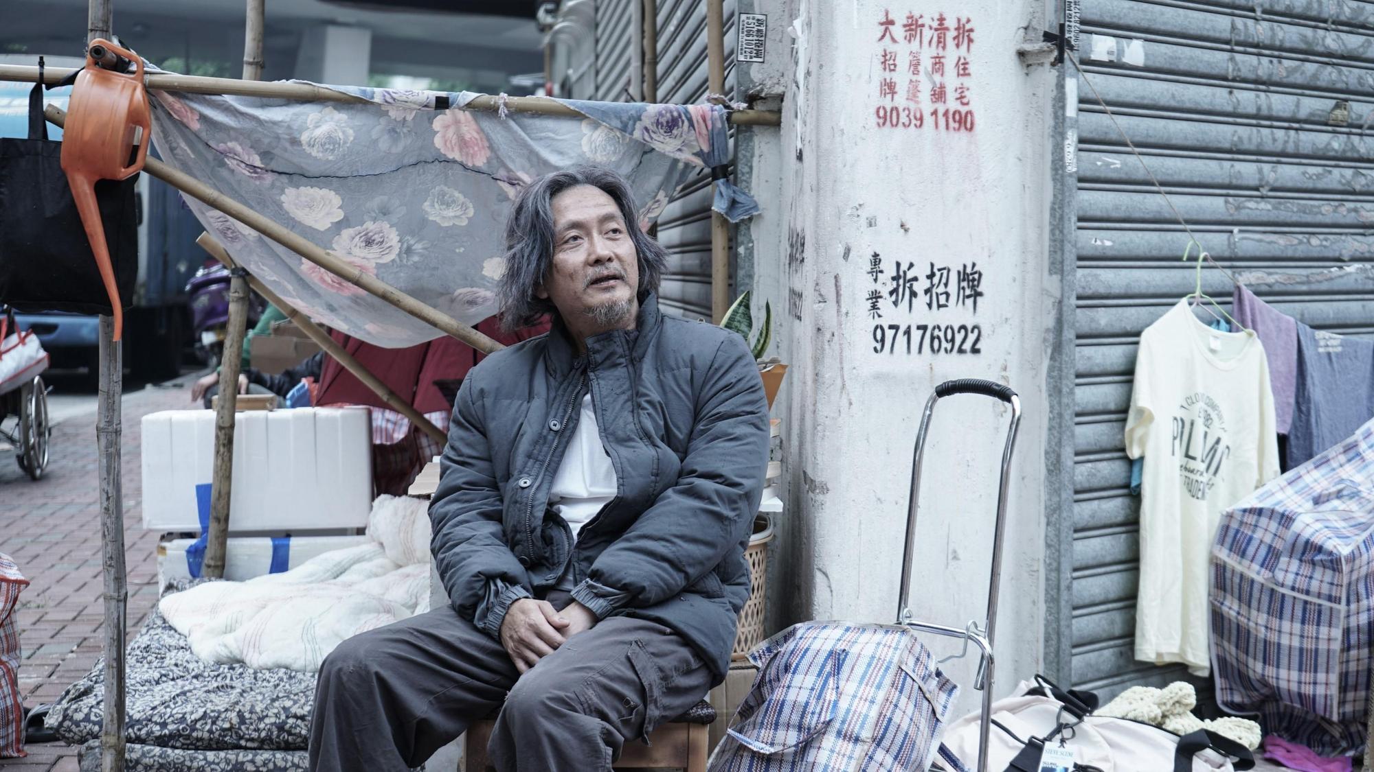 反過來呈現「可恨之人有其可憐之處」,謝君豪演繹的留港越南華僑難民衰老頹唐,內心有著極大傷痛。(滿滿額)