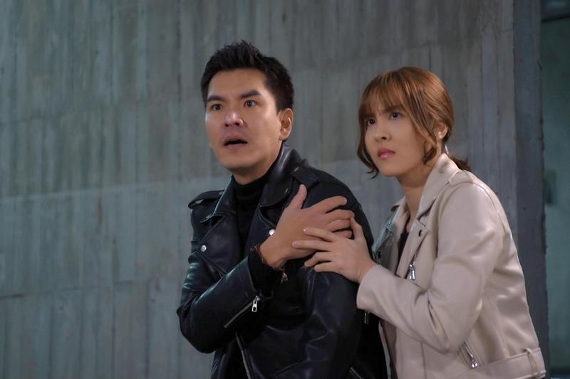 魏蔓（右）的《美味滿閣》也為救收視，主角成配角。（東森提供）