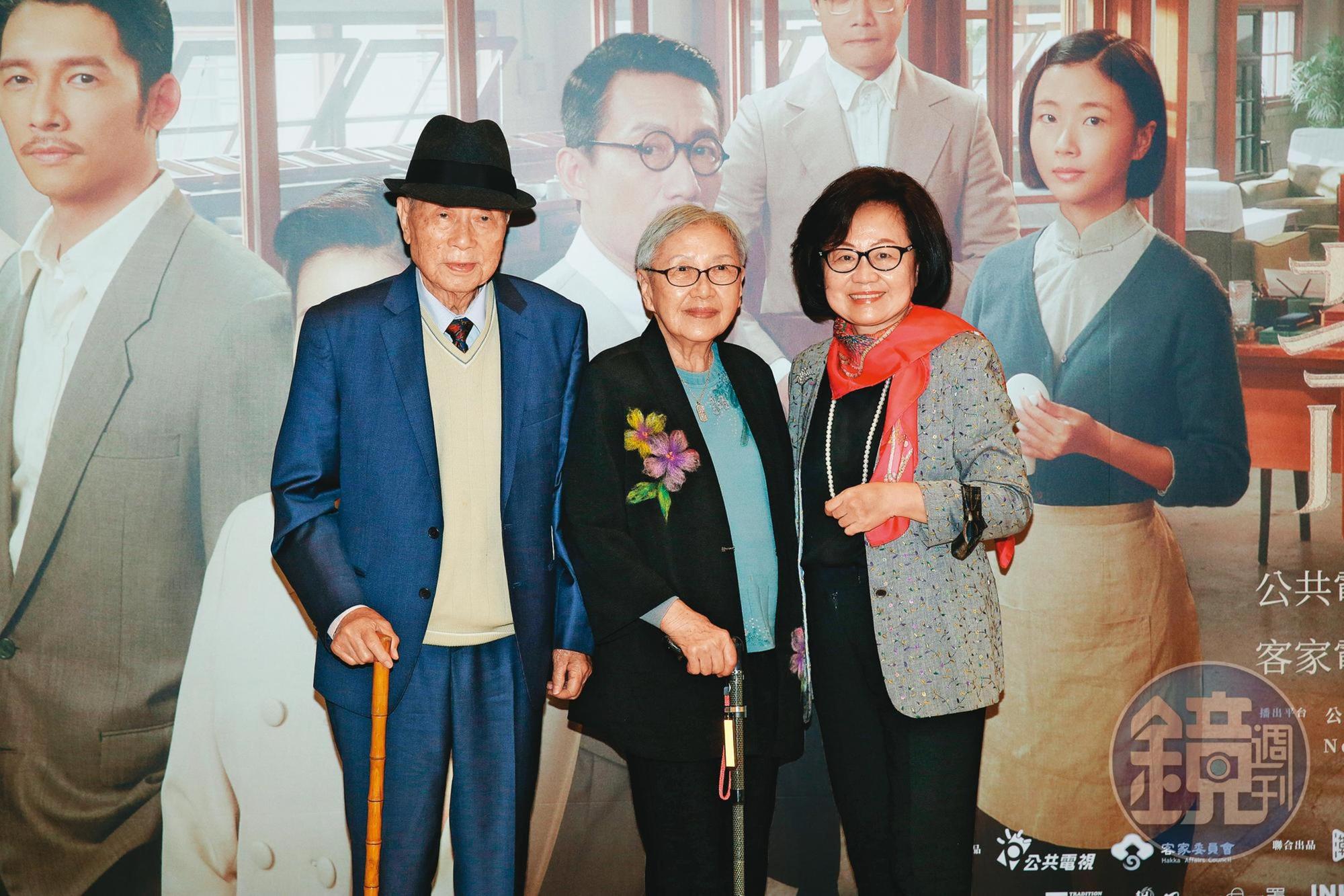 公視董事長陳郁秀（右起）邀請《茶金》中張福吉原型姜阿新的獨女姜麗芝，及夫婿廖運潘出席記者會。