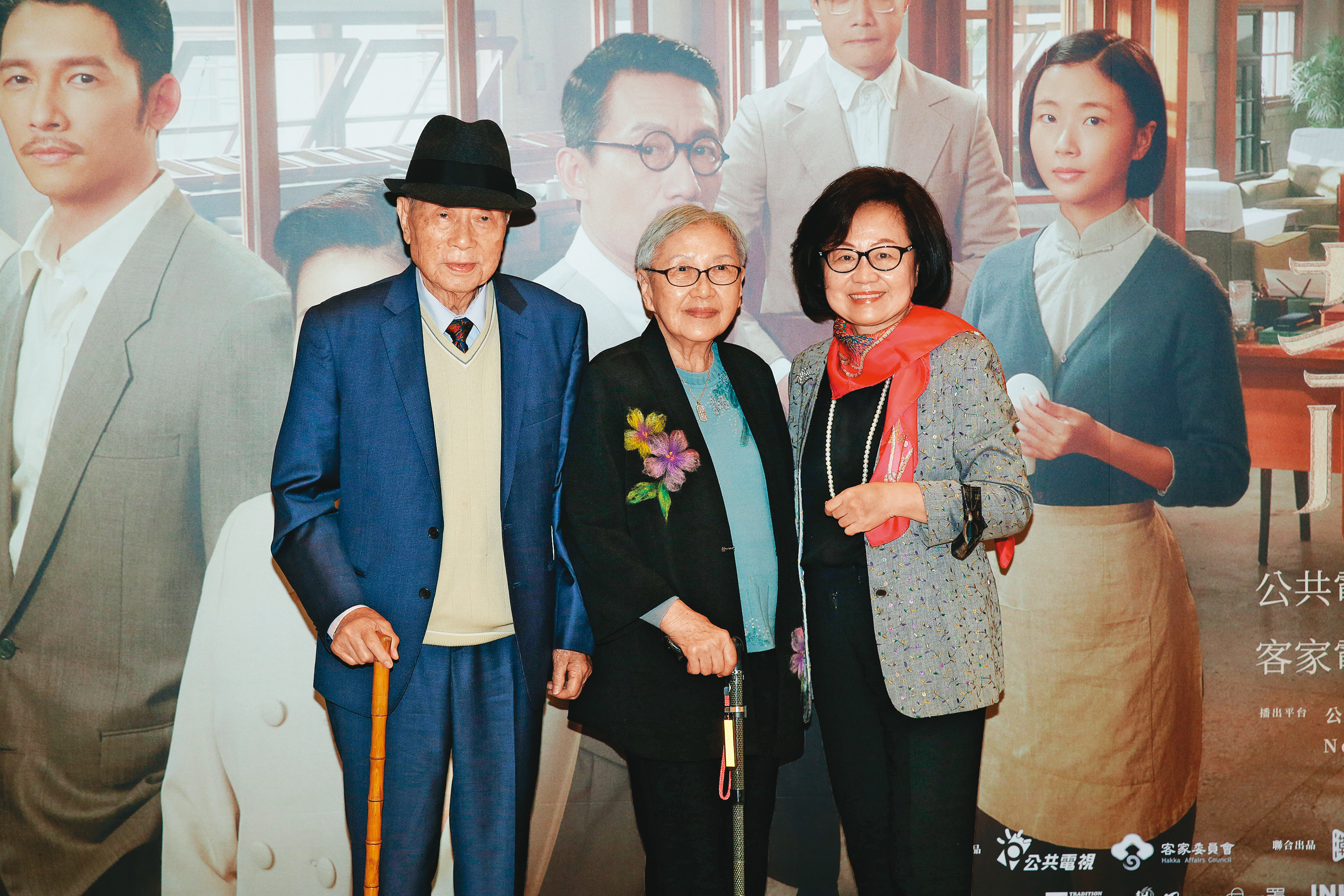 公視董事長陳郁秀（右起）邀請《茶金》中張福吉原型姜阿新的獨女姜麗芝，及夫婿廖運潘出席記者會。