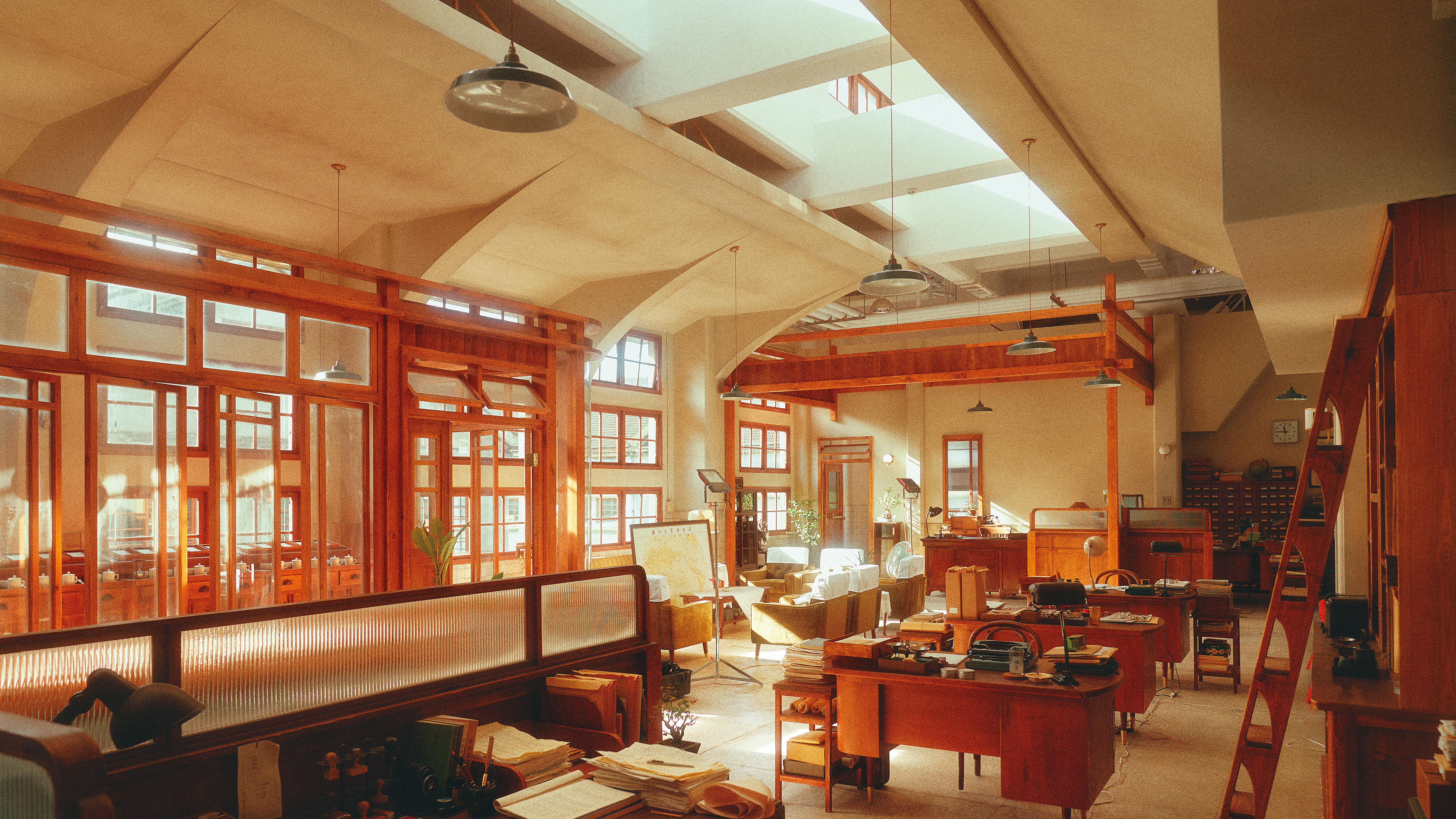 《茶金》劇組費時1個月，在花蓮文創園區搭建日光總公司主景。（公視提供）