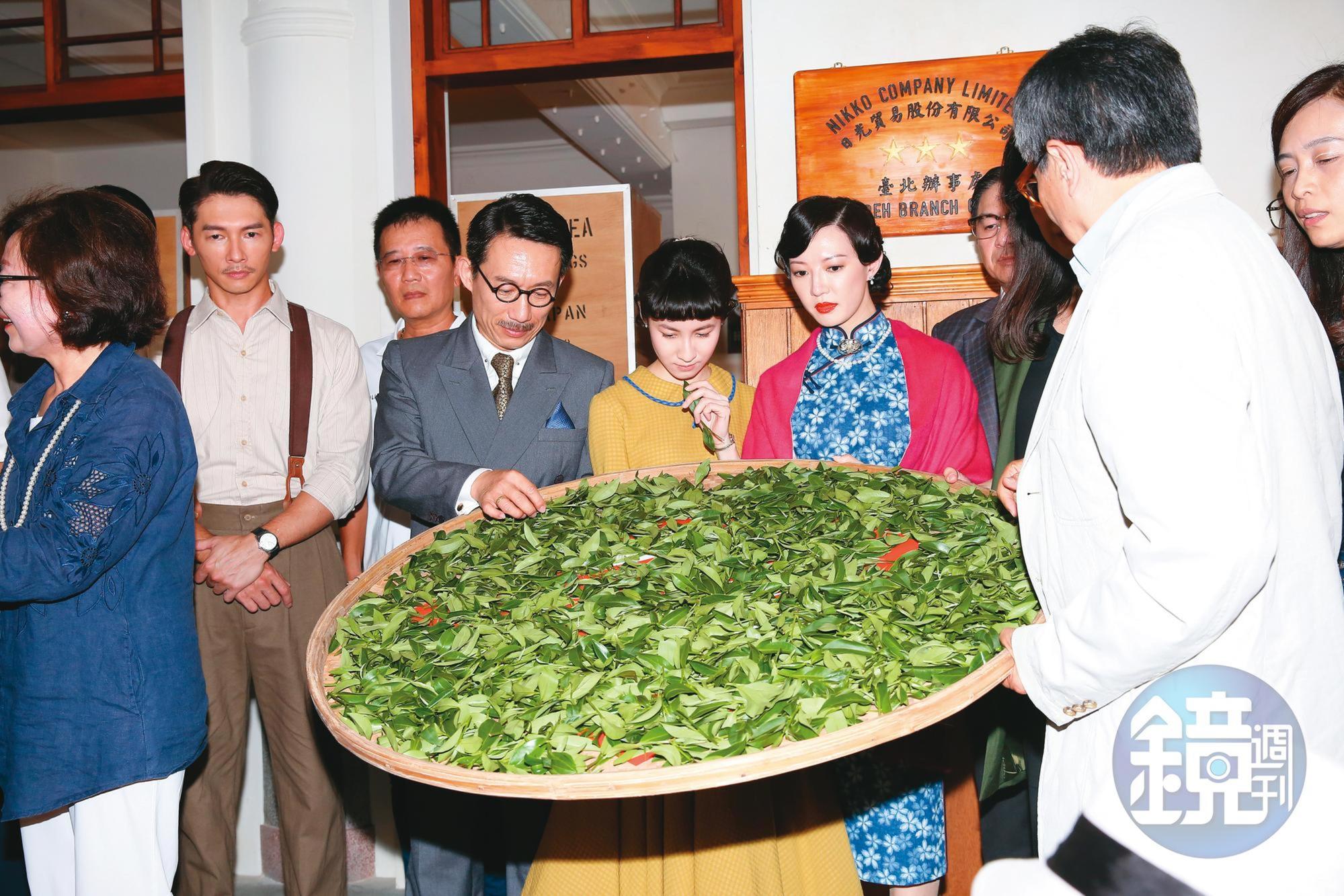 為熟練揉茶、搖菁動作，演員將加速茶菁室內萎凋的器具「笳藶」借回練習。