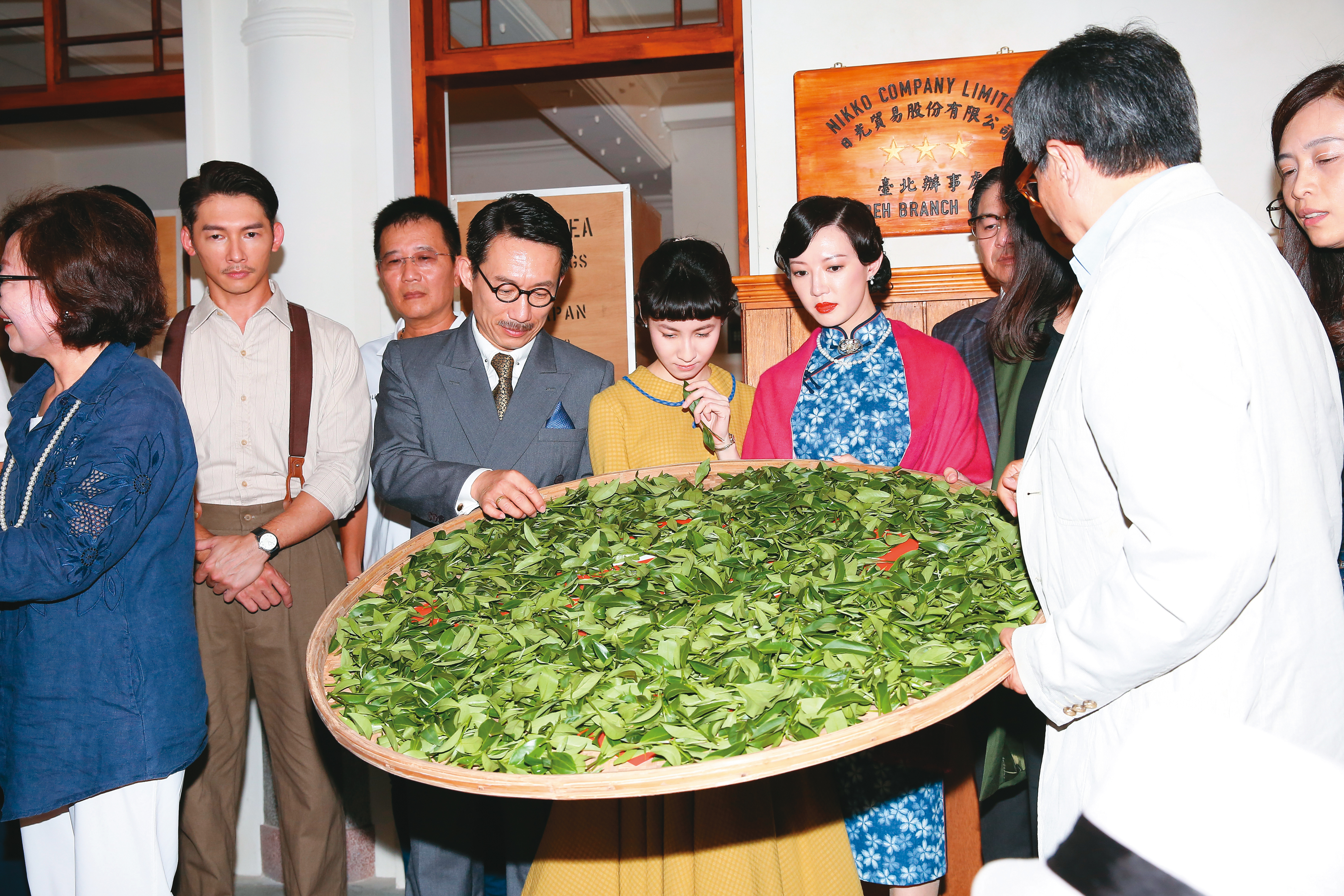 為熟練揉茶、搖菁動作，演員將加速茶菁室內萎凋的器具「笳藶」借回練習。