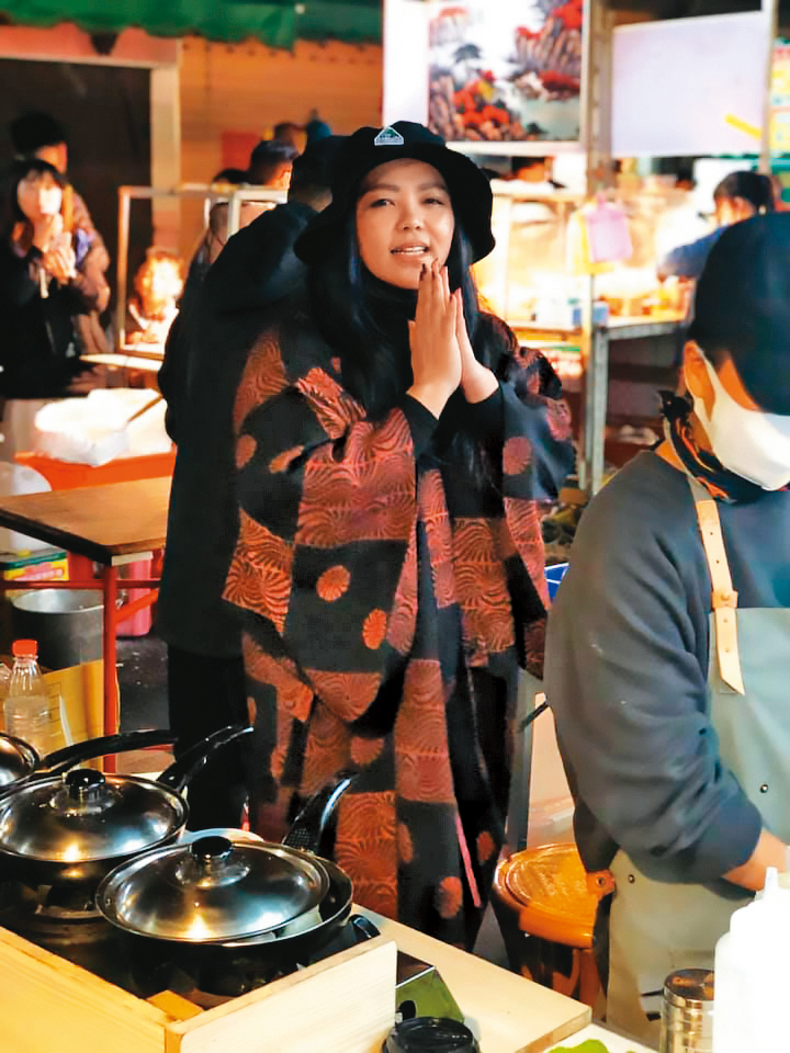 阿妹的一舉一動都備受注目，就連過年回台東老家逛夜市也被粉絲緊盯。（翻攝自台東大小事臉書）