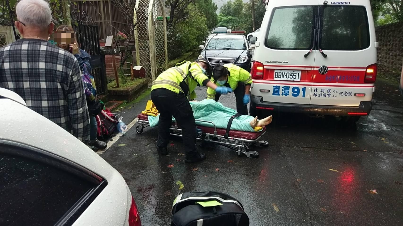 警消到場將何男送醫急救。(警方提供)