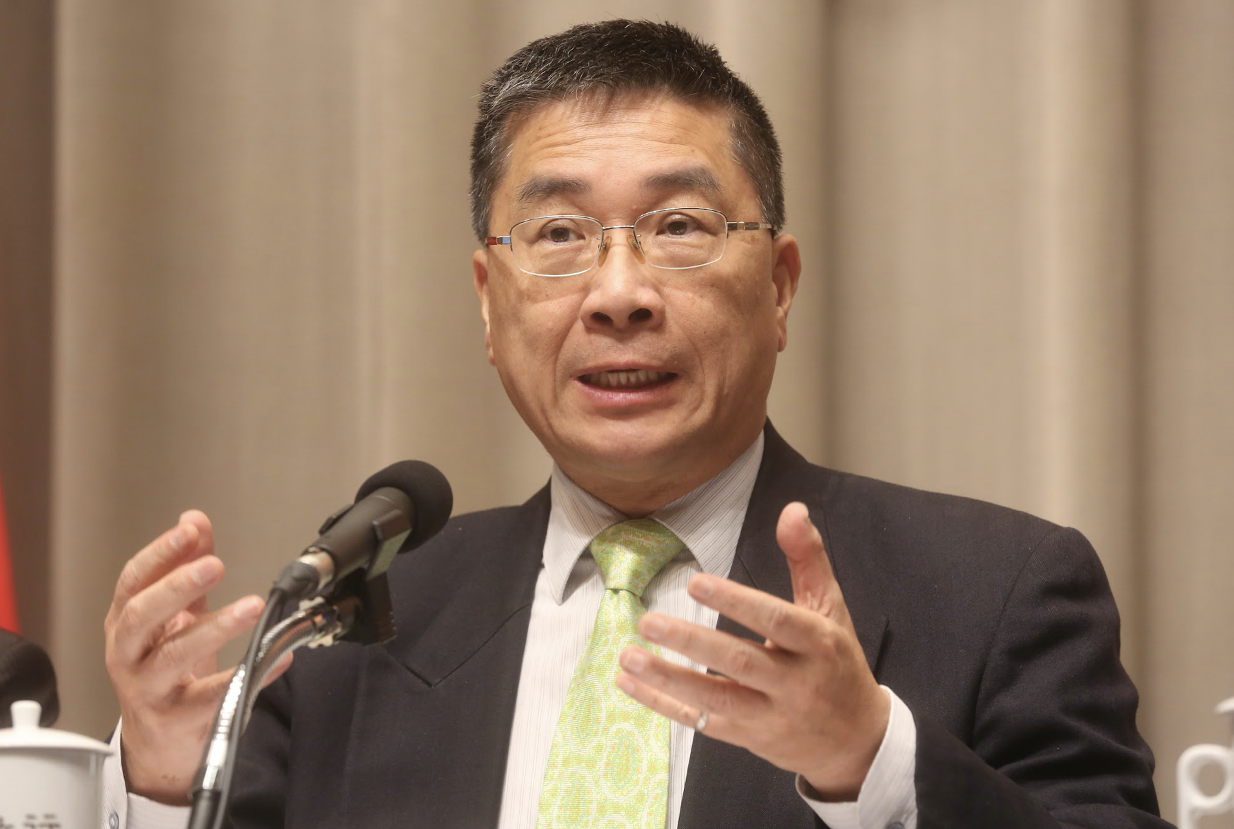 內政部長徐國勇表示，針對勸導配戴口罩政策將研擬2個方向，包括張貼文宣及廣播提醒並加強警方巡邏密度。（資料照）