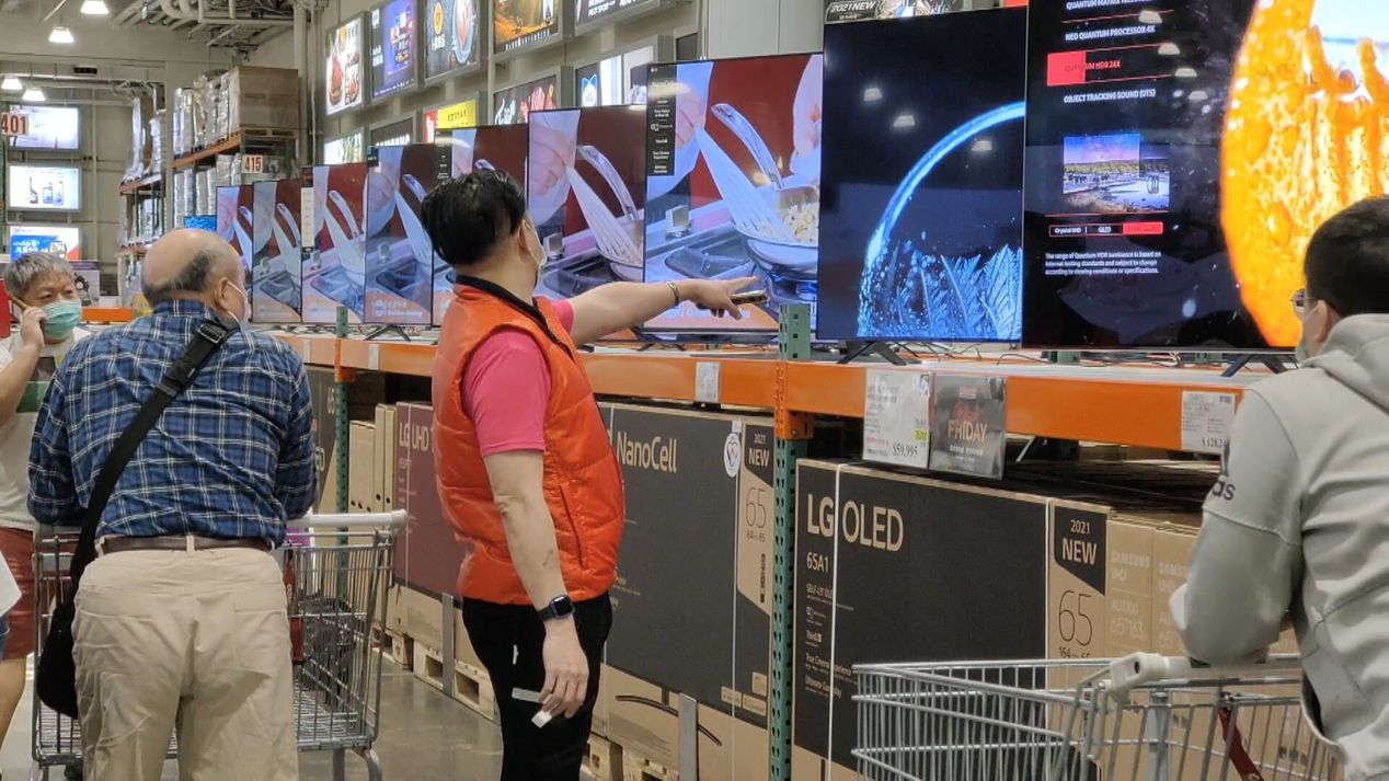 美式賣場黑色購物節來了，85吋大電視，折扣後便宜4萬元。（資料照）