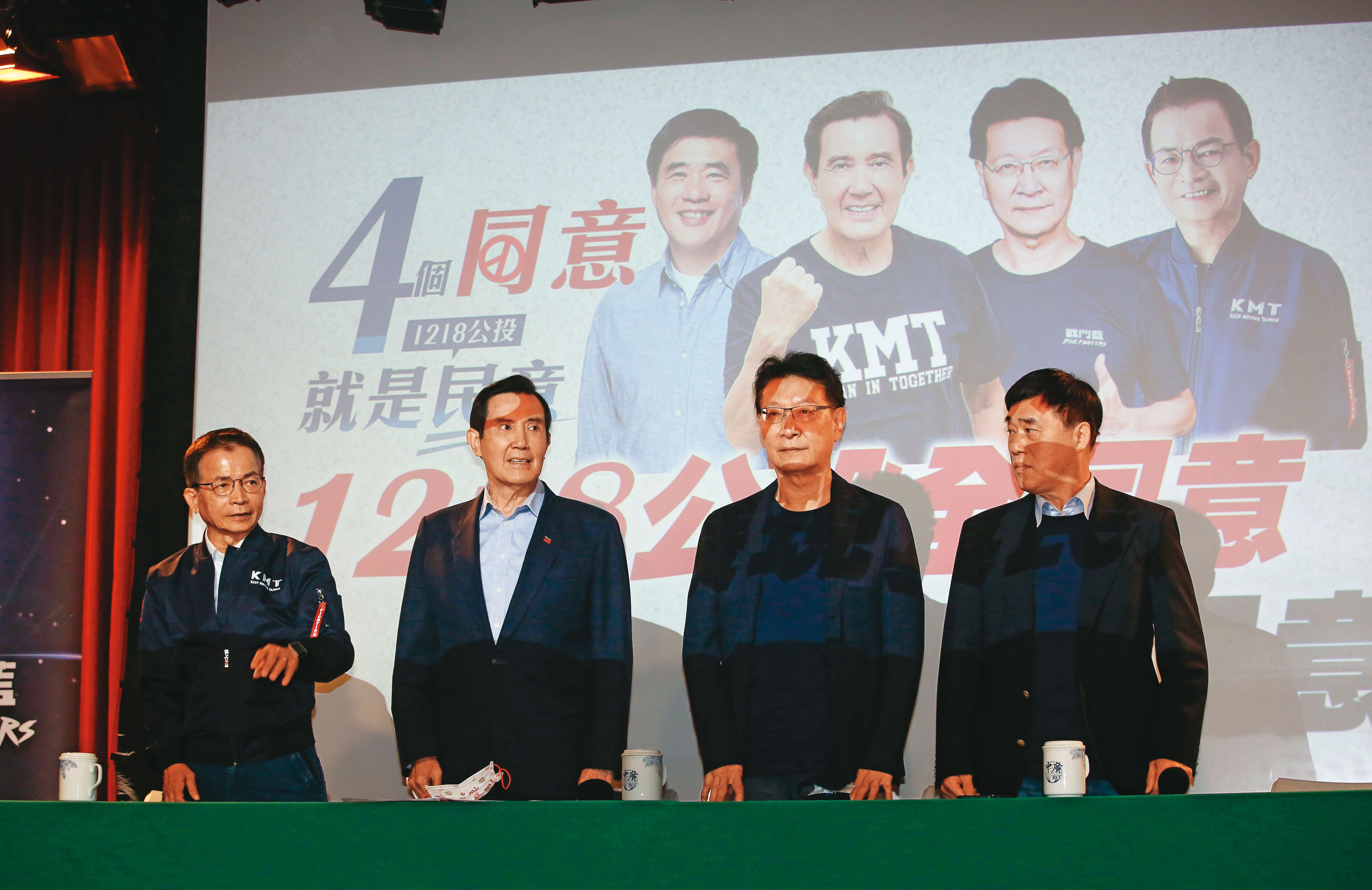 以趙少康為首的戰鬥藍再度出招，18日邀前總統馬英九等人召開記者會，自行宣布推出公投宣傳公車。