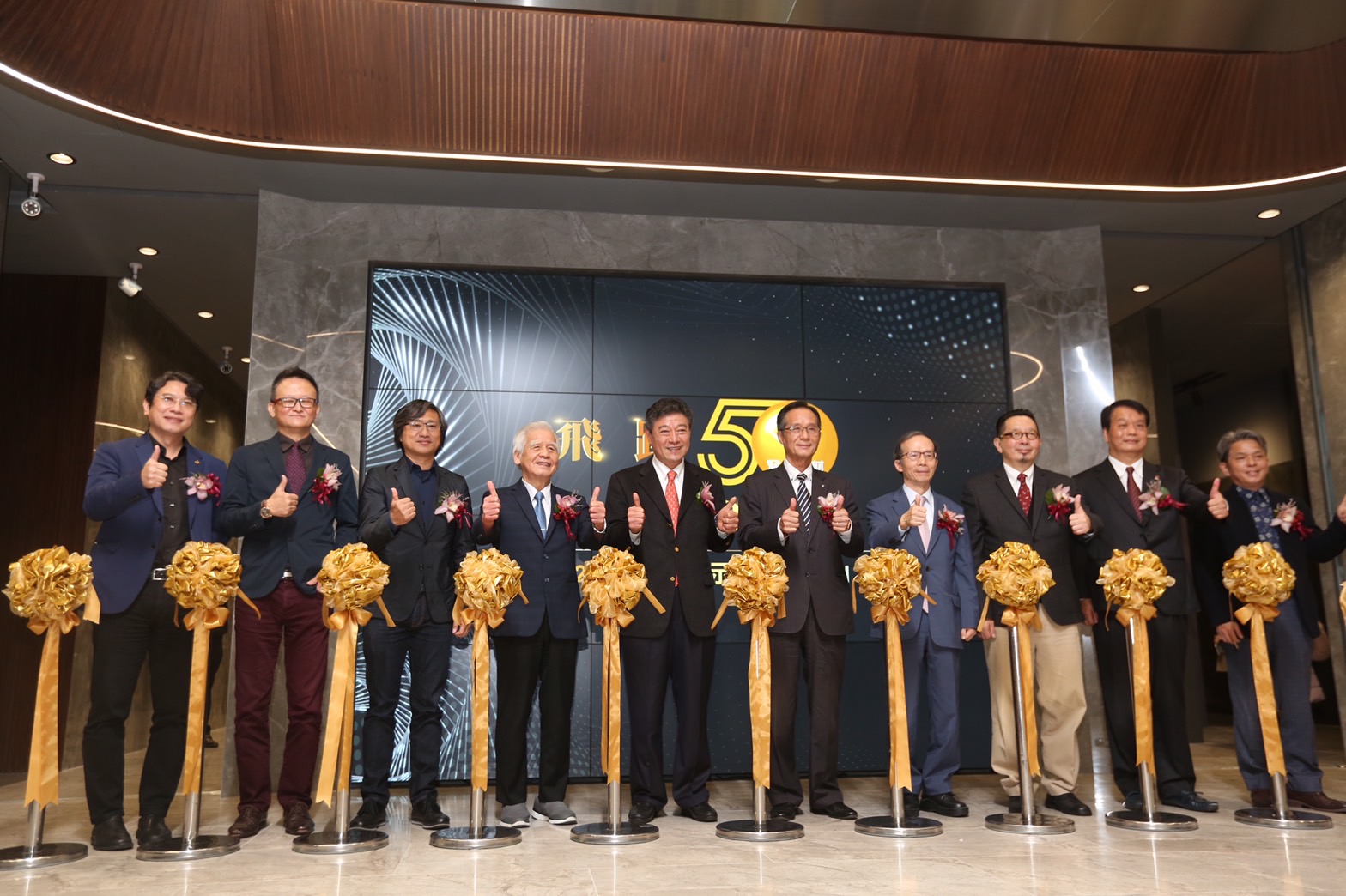國內磁磚大廠冠軍建材今（22）日舉行50週年暨台北展示中心開幕典禮。冠軍董事長林榮德（左5）、長虹建設董事長李文造（左4）、良茂建設董事長陳春銅（右5）等人均出席。