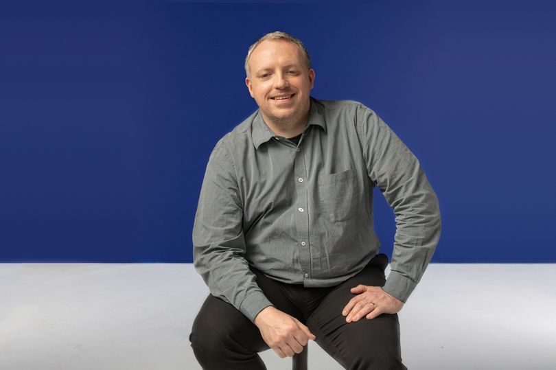 英國男子奈森雙眼視力退化後，卻產生了一連串恐怖幻覺。（翻攝The Guide Dogs for Blind Association Facebook）