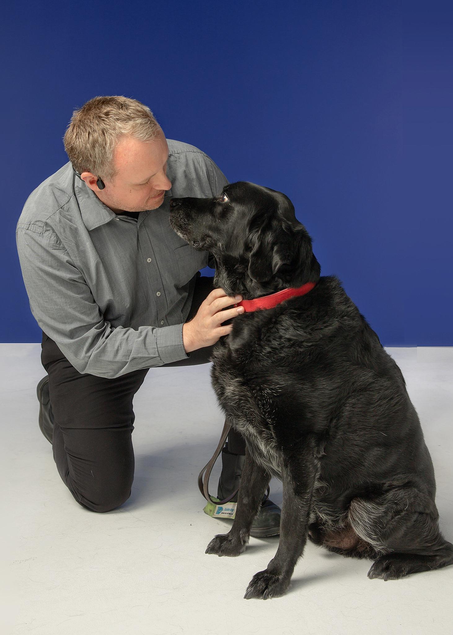 奈森和導盲犬感情深厚,平時幾乎形影不離。(翻攝The Guide Dogs for Blind Association Facebook)