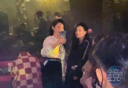 活動結束後，舒淇（右）在派對上人氣頗旺，粉絲、嘉賓也跑來跟她合照。（讀者提供）