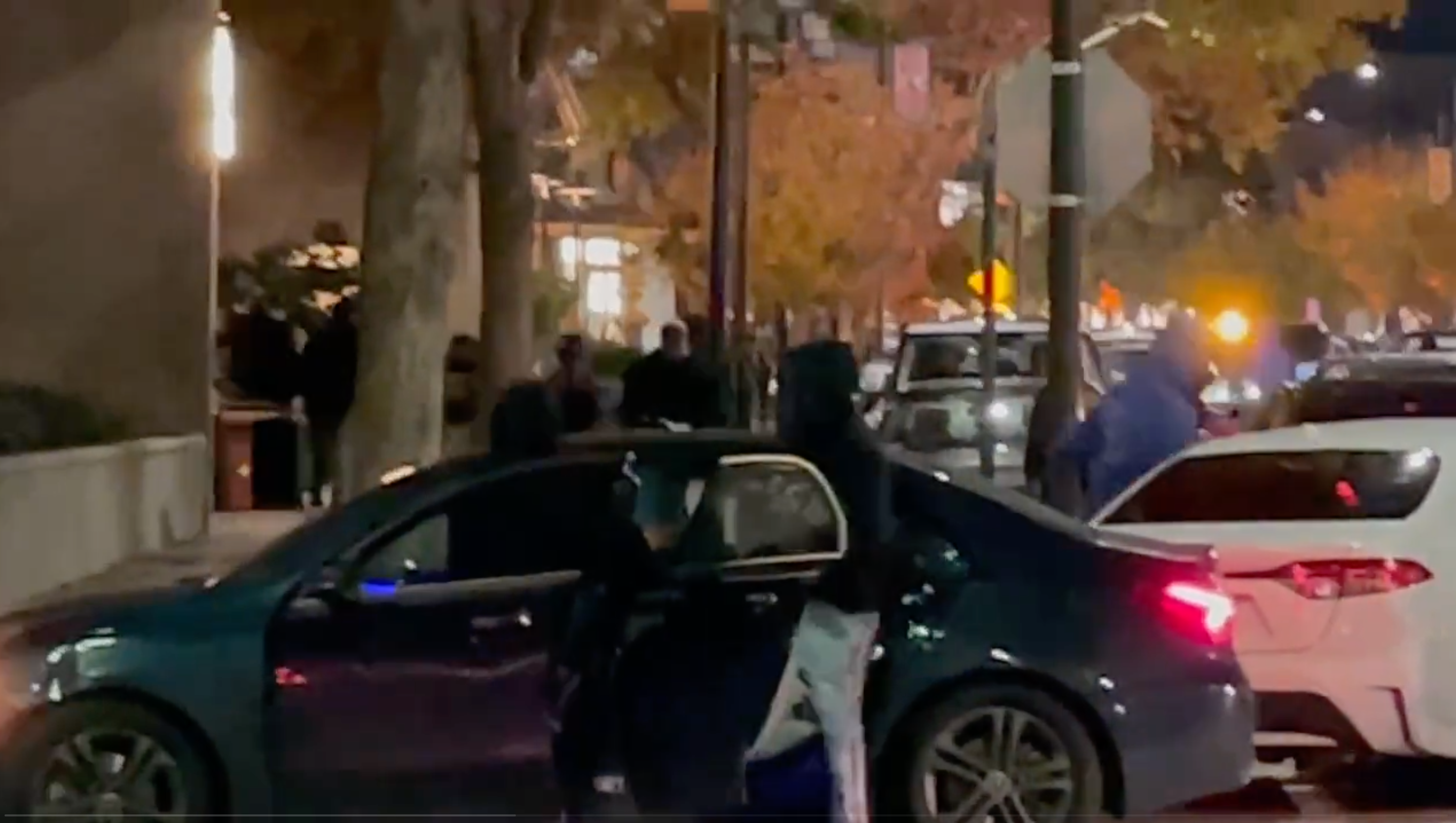 舊金山灣區上週六發生一起大規模的百貨搶案,有80名歹徒戴著滑雪面具、手持鐵撬闖入。(翻攝自Twitter)