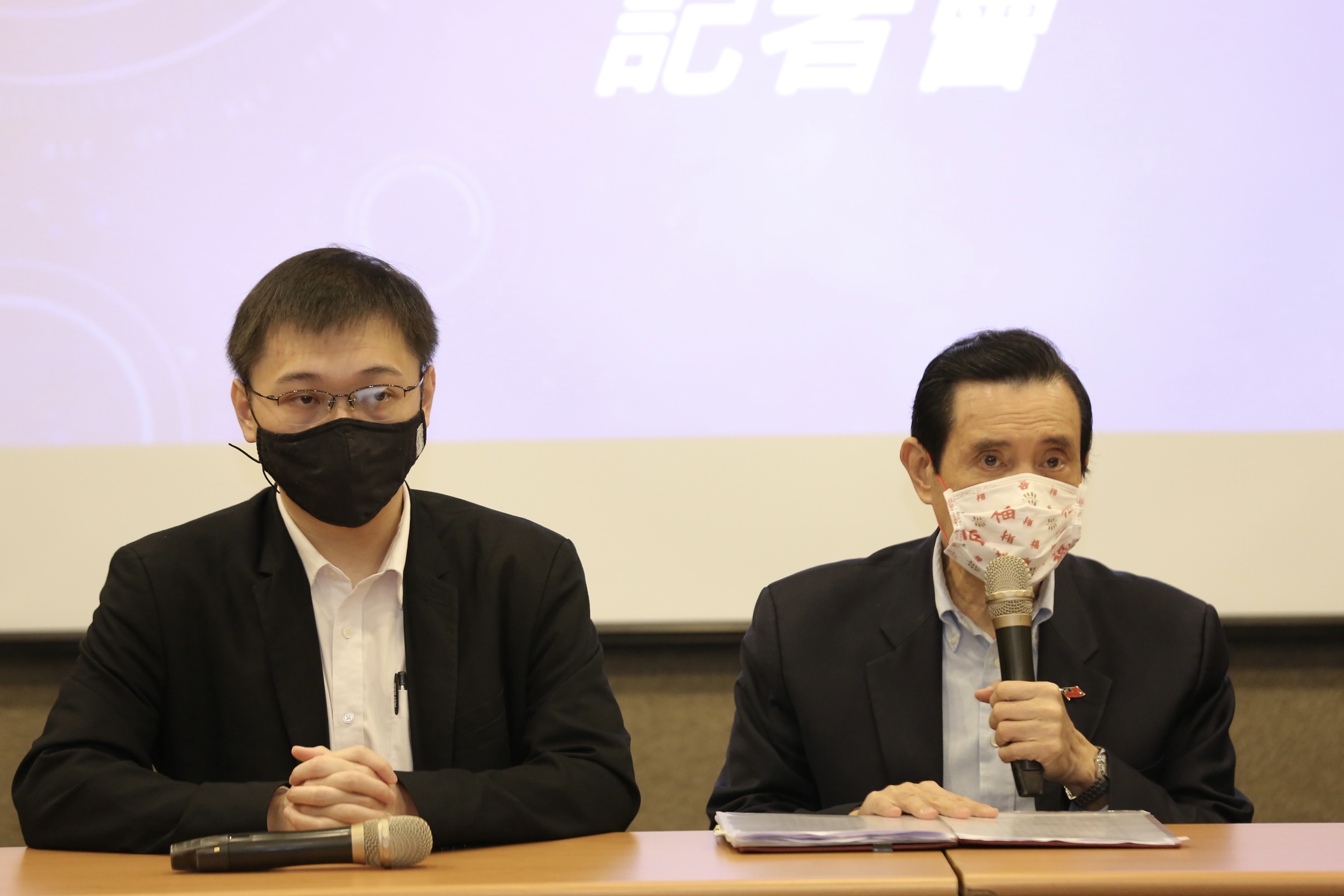 前總統馬英九（右）點名侯友宜與林姿妙，指他們因不了解核廢處理而反對核四，令人遺憾。