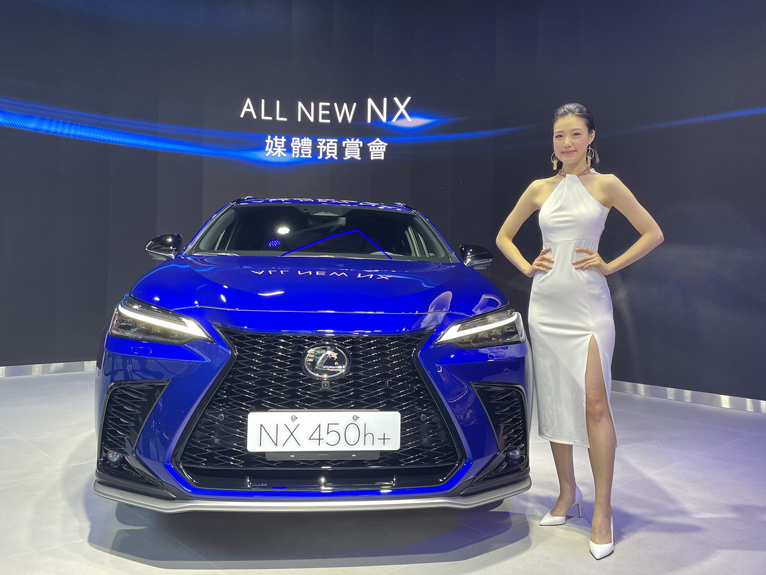 NX導入品牌首款插電式油電複合動力NX 450h+ (PHEV),以其亮眼的油耗、性能表現,攜手動力大幅強化的油電複合動力NX 350h (HEV),共同打造新一代實力堅強的電動化軍團。