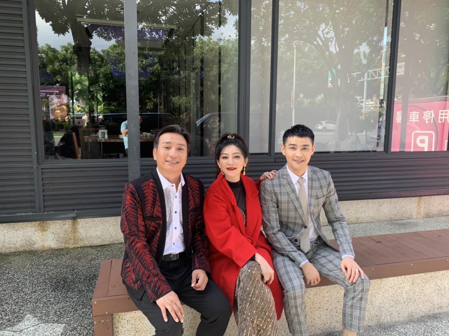 王彩樺(中)跟王中平(左)在八點檔《黃金歲月》復出登台。(民視提供)