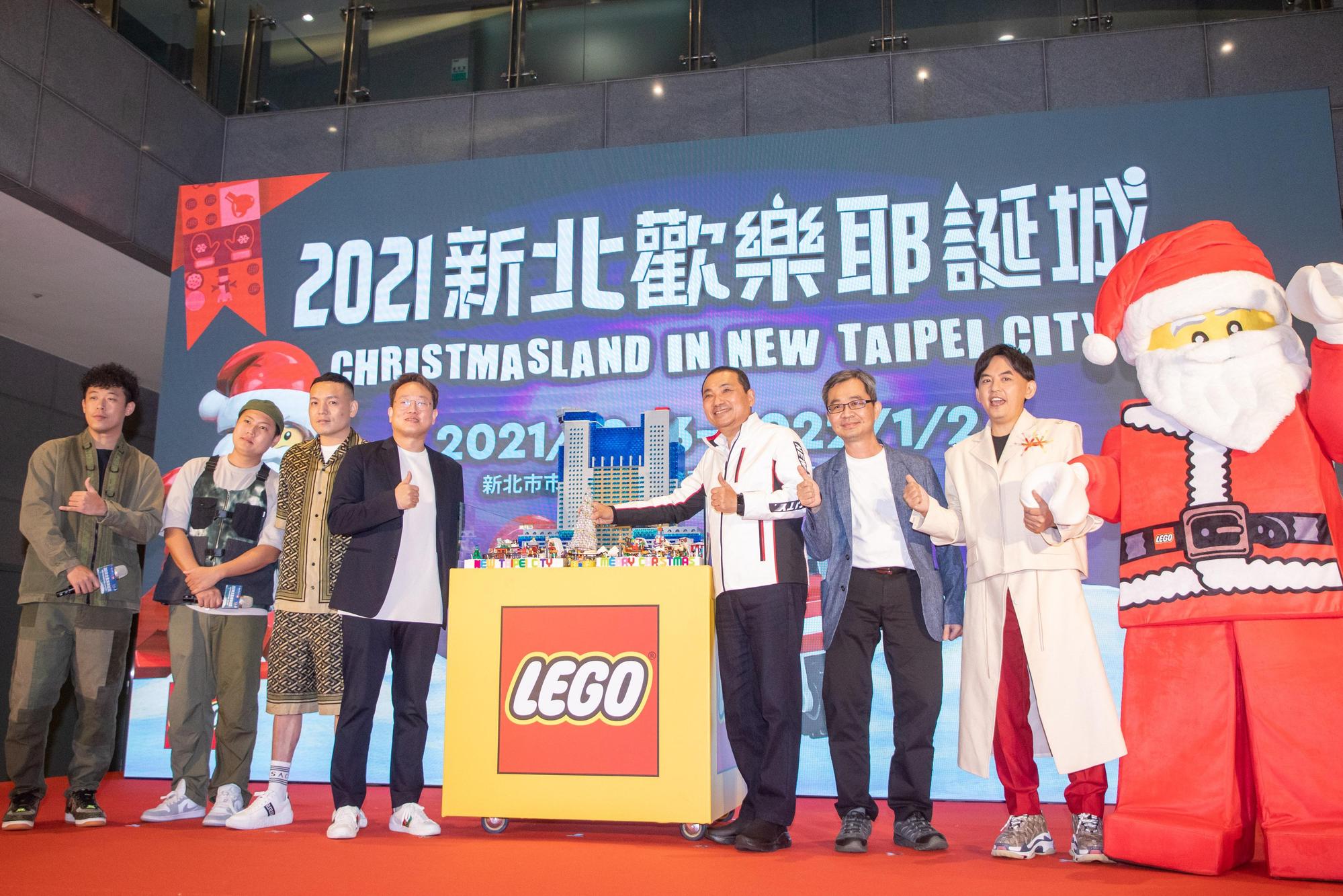 今年新北歡樂耶誕城首次與「樂高」合作,打造全台最大14米高LEGO耶誕老人。(新北市府提供)