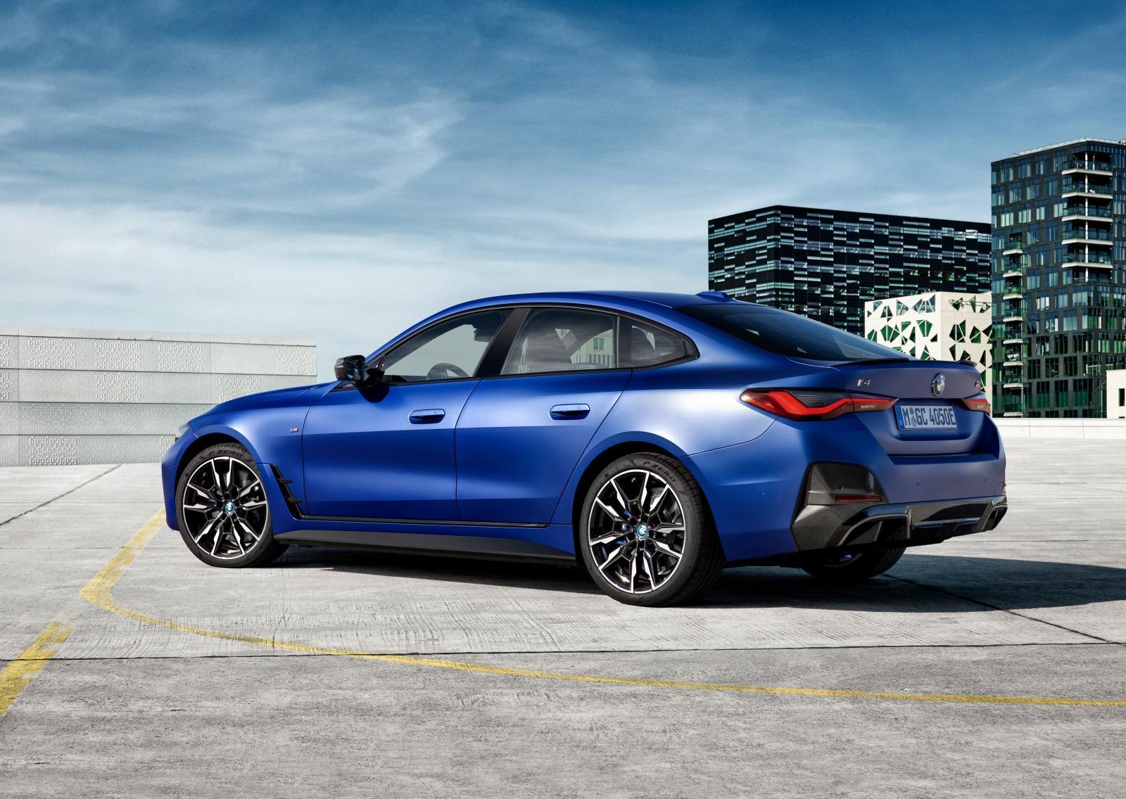 全新BMW i4擁有驚豔四座的車身線條與短前懸設計,從引擎蓋一路向車尾延伸的俐落肩線,更為全新BMW i4刻劃出跑格與氣勢十足的類Coupé車尾輪廓。