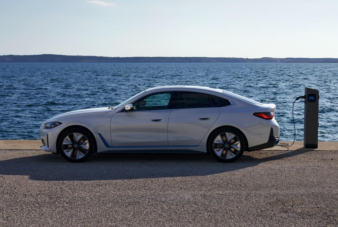 BMW i4 eDrive40最高續航里程可達590km ,只要充電10分鐘就能補充164km的續航里程。
