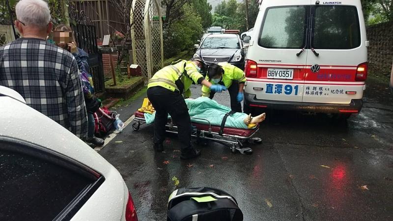 何男遭開槍射殺後當場倒地，警消到場後將何男送醫急救。（警方提供）