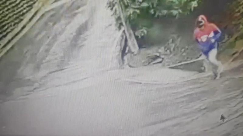 黃姓凶嫌犯案後逃離現場，事後更二度變裝，目前已潛逃至中國。（警方提供）