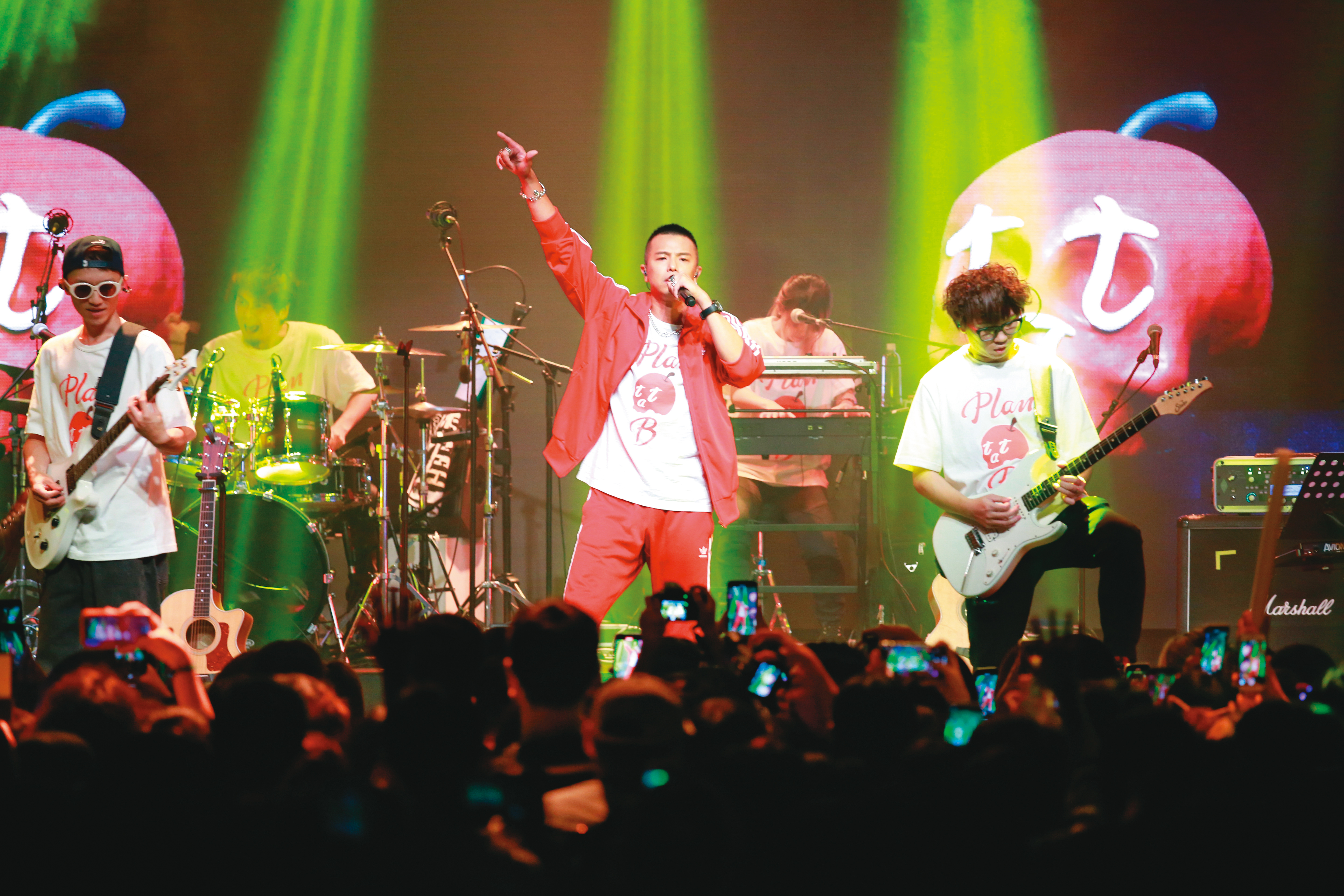 在藝人黃鴻升（左）逝世1年後， XRSPACE首度和滾石唱片合作，開設他的專屬虛擬演唱會，讓廣大粉絲一起悼念他。（蕭志傑攝）