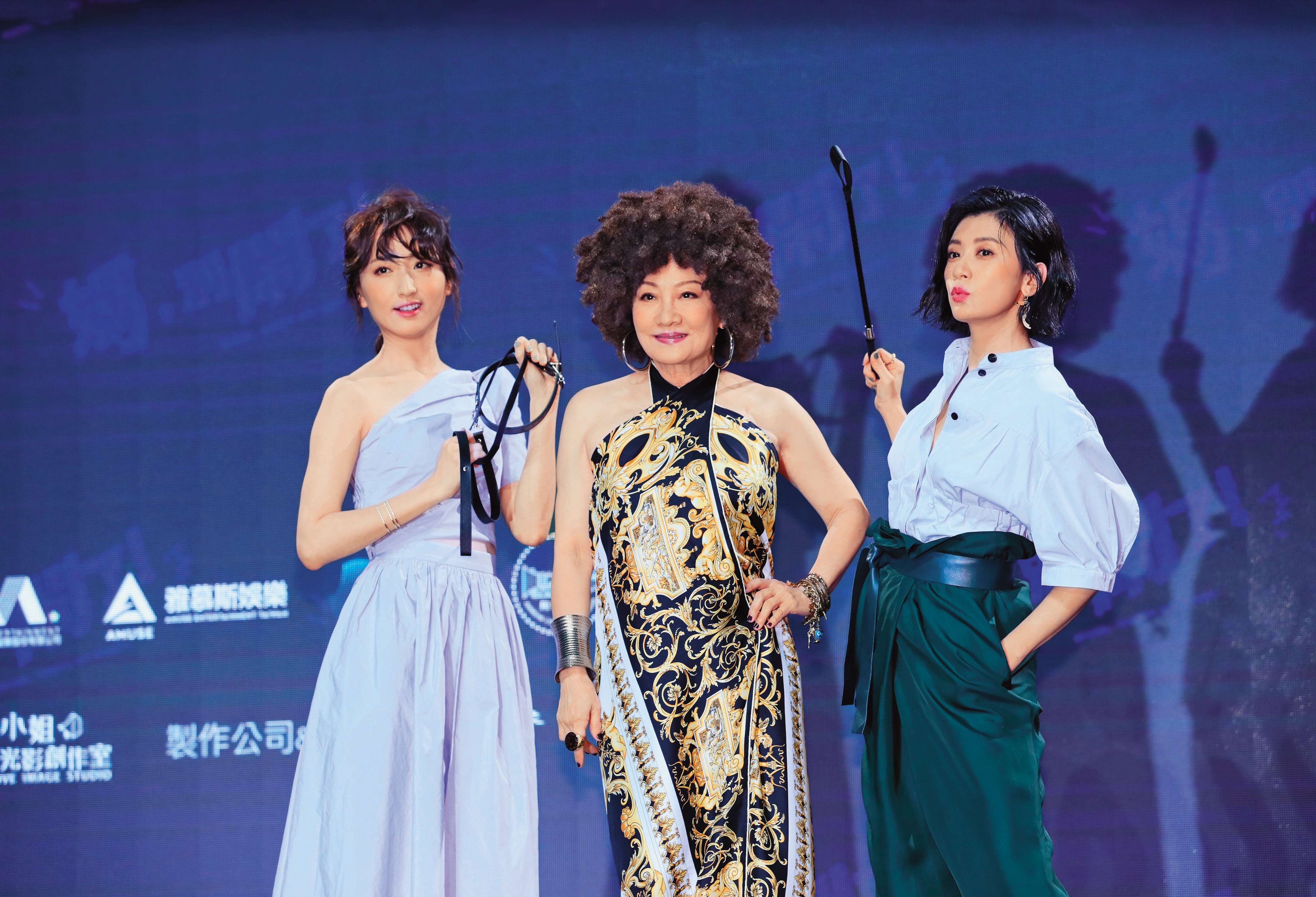 去年7月賈靜雯（右）和比莉（中）、柯佳嬿（左）出席《媽，別鬧了！》卡司發布會。