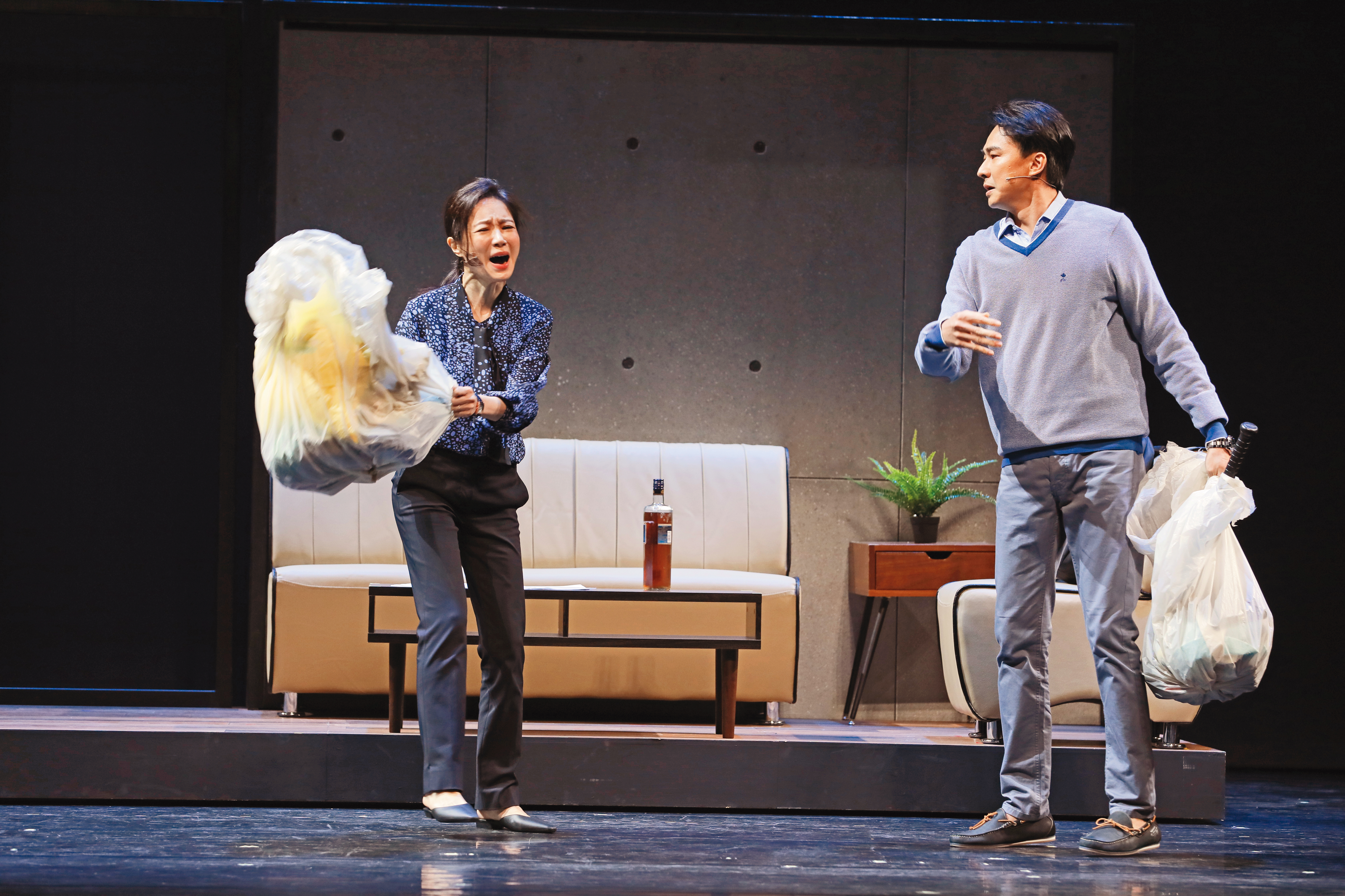 雖然尹馨（左）前陣子忙著出演劇場《我與惡的距離》，但據說她有空檔還是會跟張承中盡量相處。右為狄志杰。