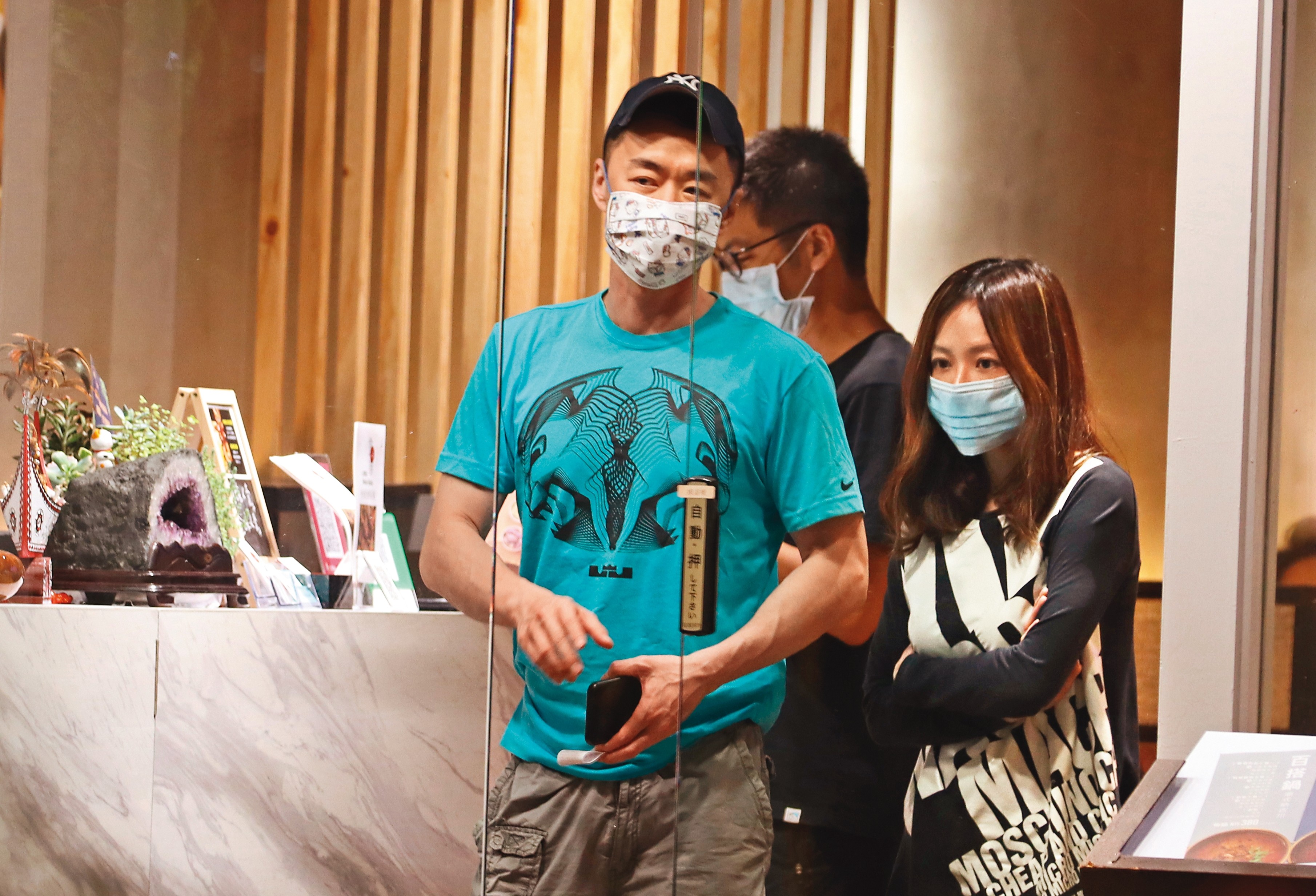 10月16日20：29，尹馨（右）先前對於有沒有和張承中（左）復合，並未交代清楚，但其實她多次住進張家。