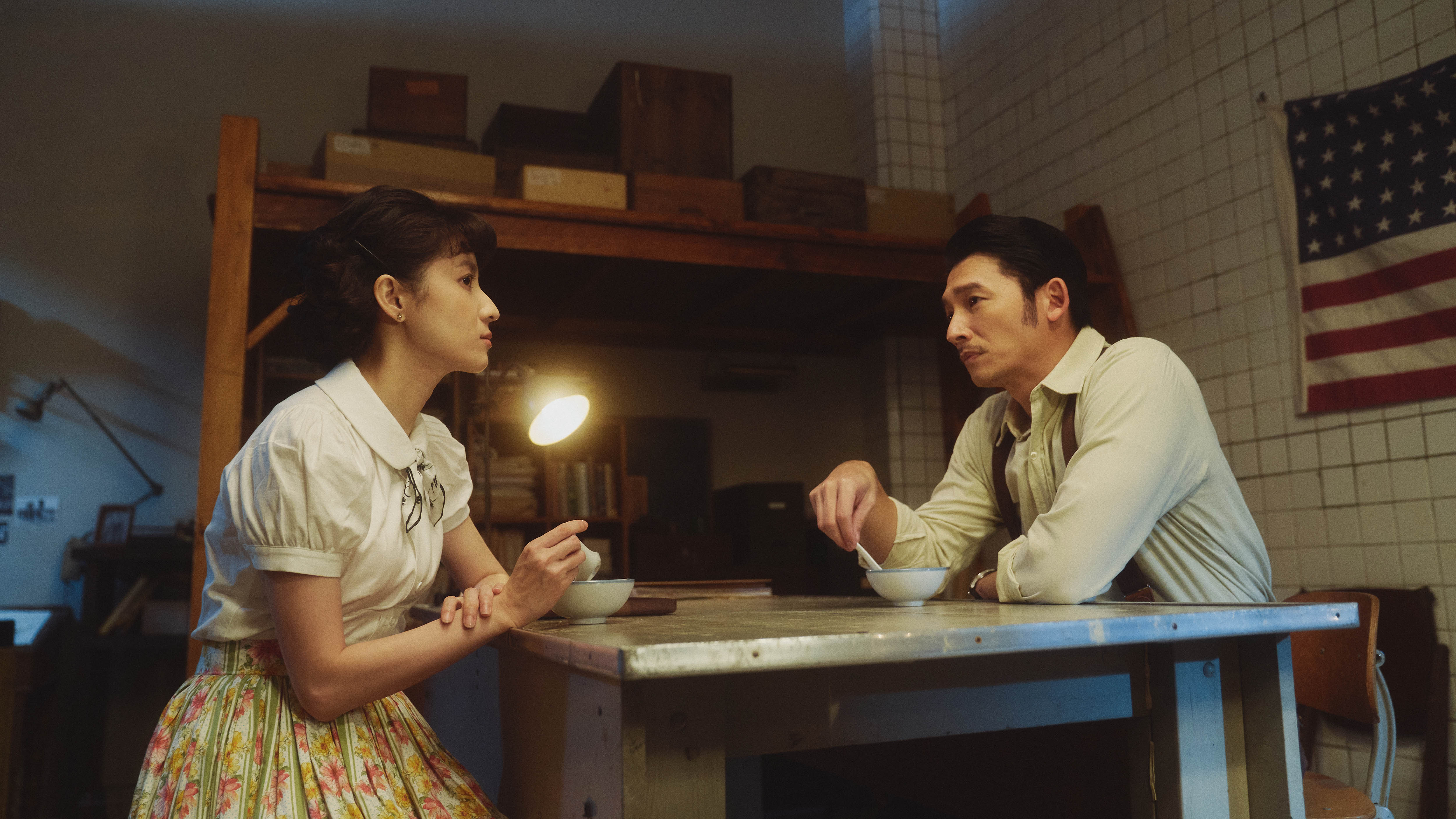 《茶金》由連俞涵(左)、溫昇豪(右)等人聯合主演,播出後製作精良獲得好評。(公視提供)
