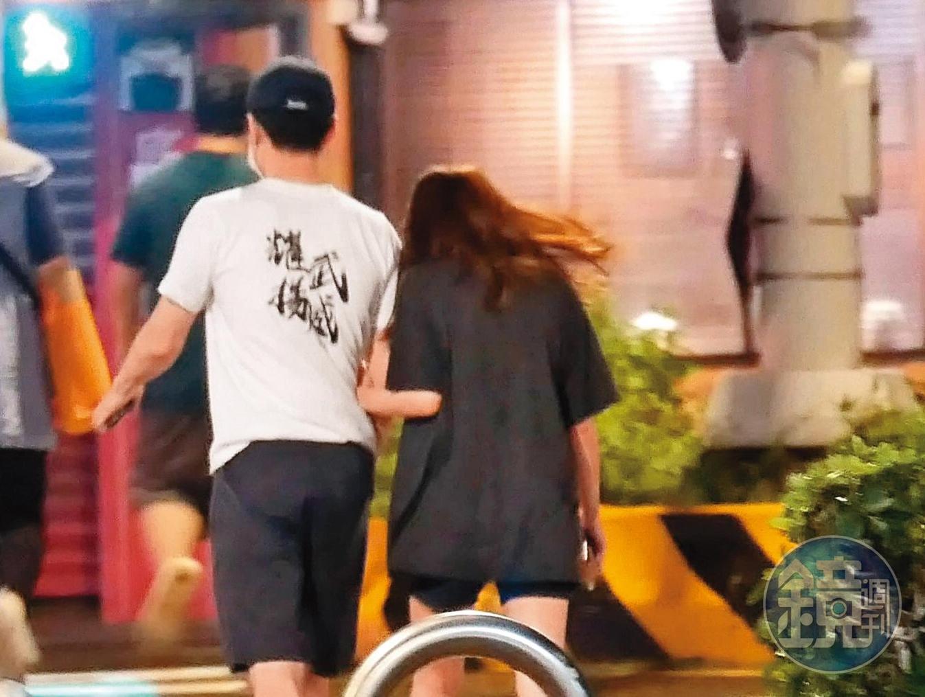 10月17日19:21,尹馨(右)走著走著,還是貼上張承中(左),勾著他的手前往用餐。