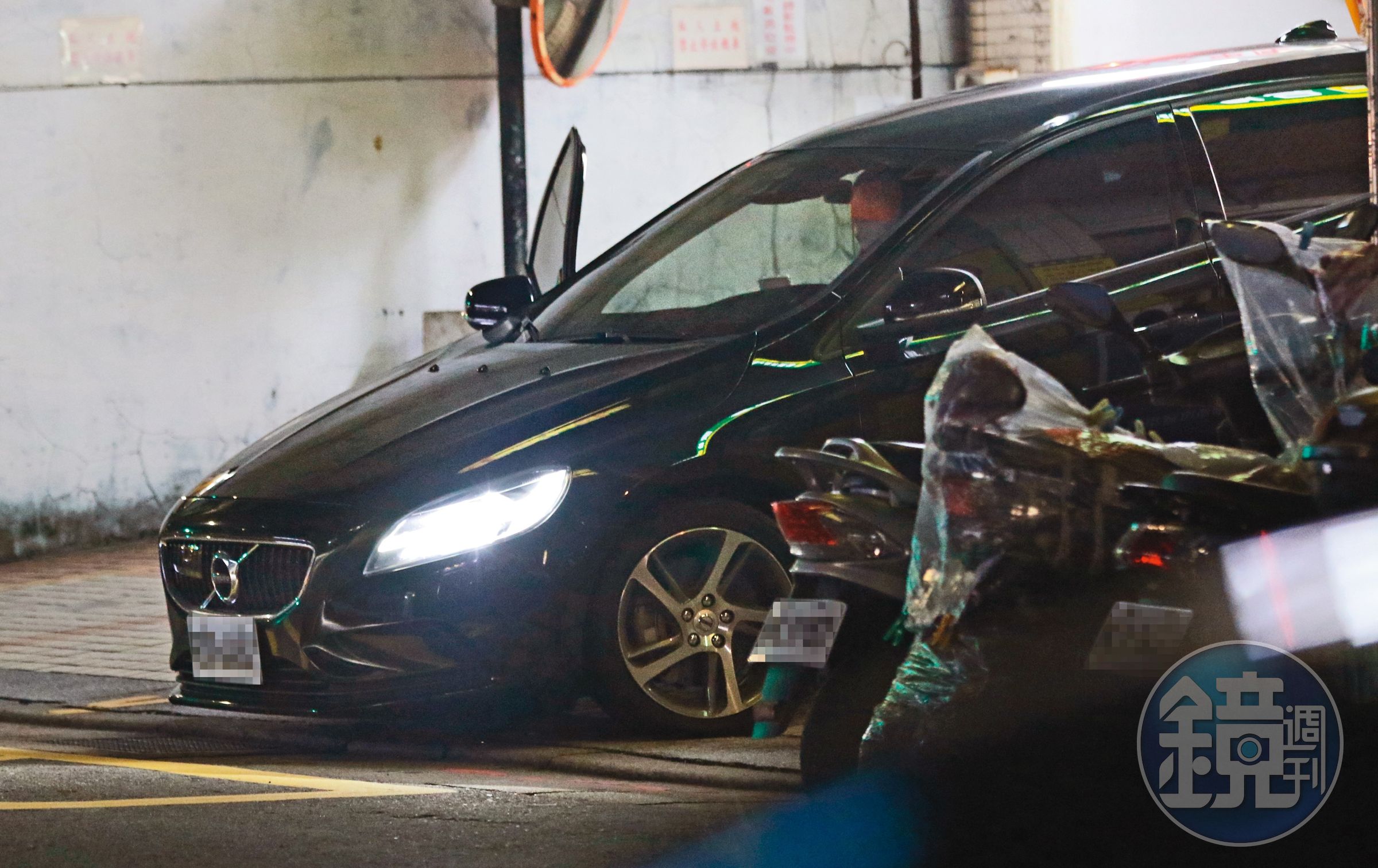 10月26日17：45，謝駿毅開車送尹馨「回家」，那其實是張承中的家。