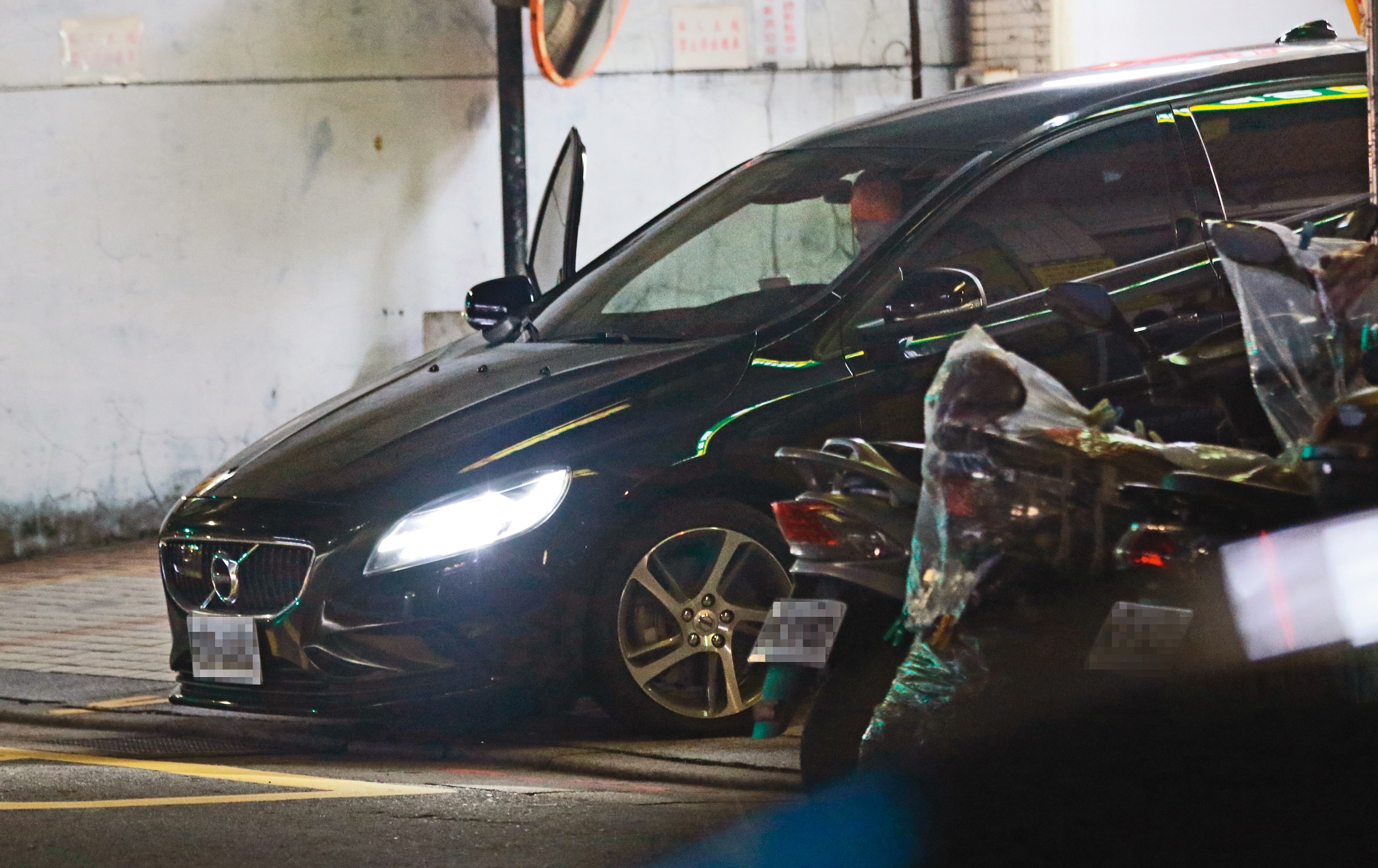 10月26日17：45，謝駿毅開車送尹馨「回家」，那其實是張承中的家。