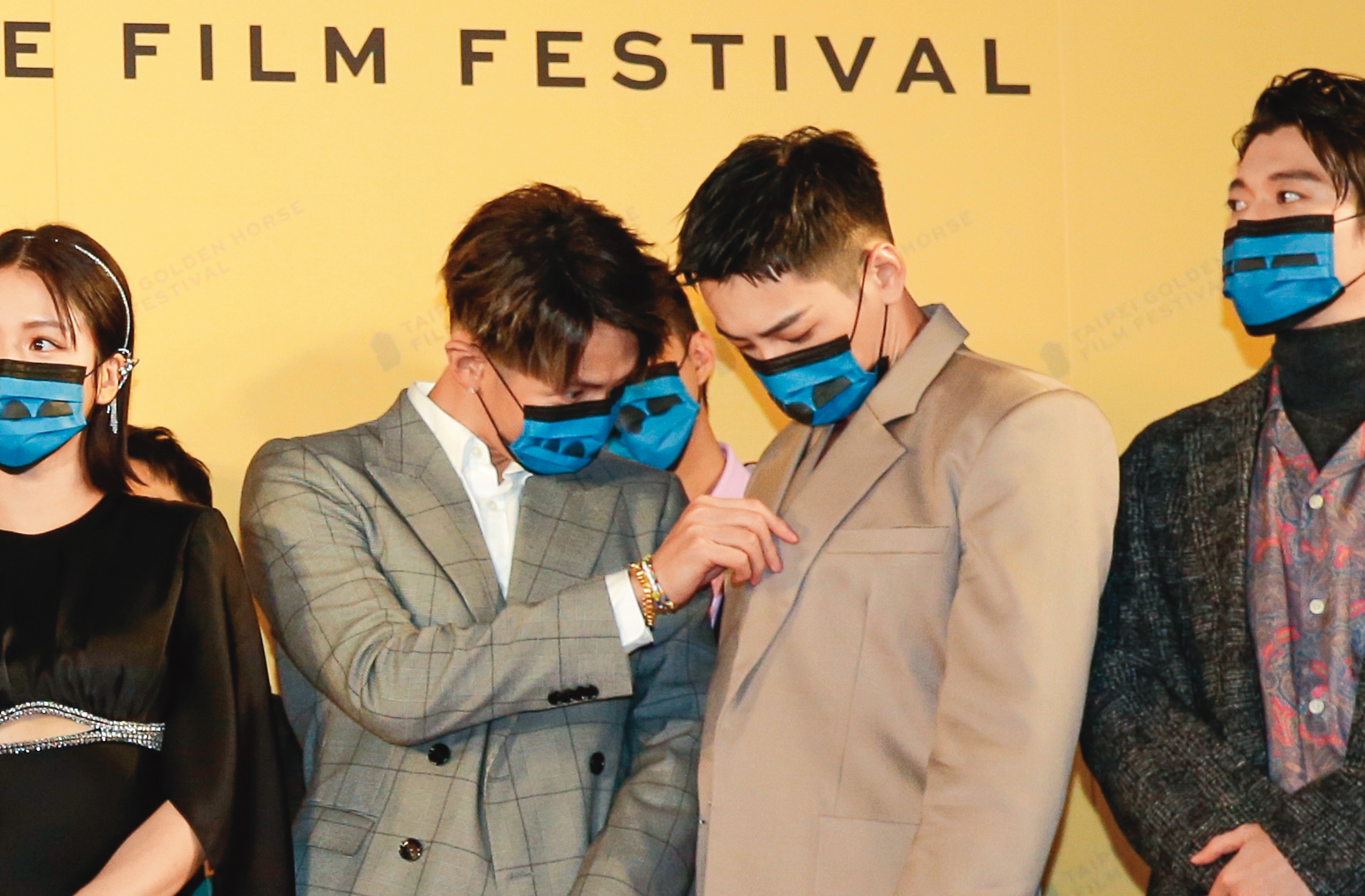 禾浩辰（右）的造型太佳，讓柯震東（左）忍不住掀開衣服偷瞄，小編也想確認一下。（撲上）