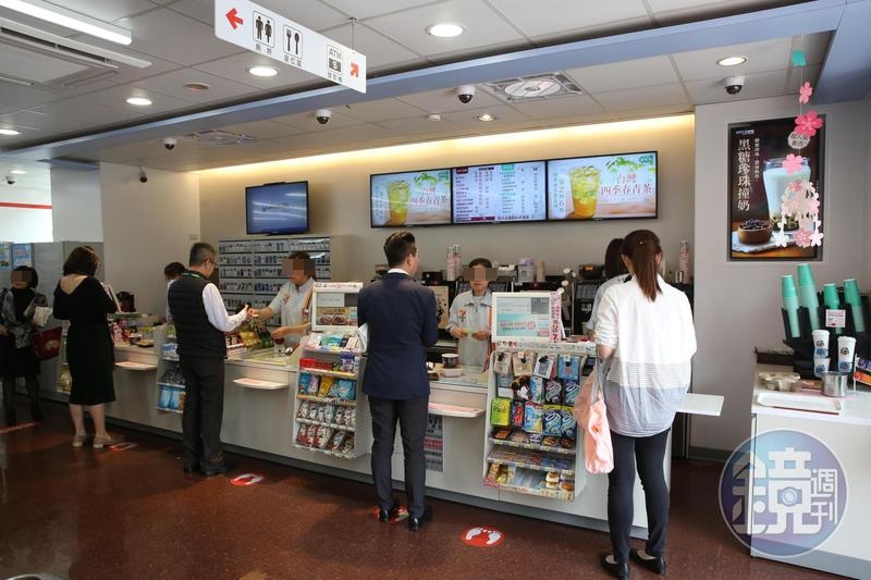 有鄉民好奇詢問「超商大夜是不是最屎的夜班工作？」。（資料照，示意圖非新聞當事人）