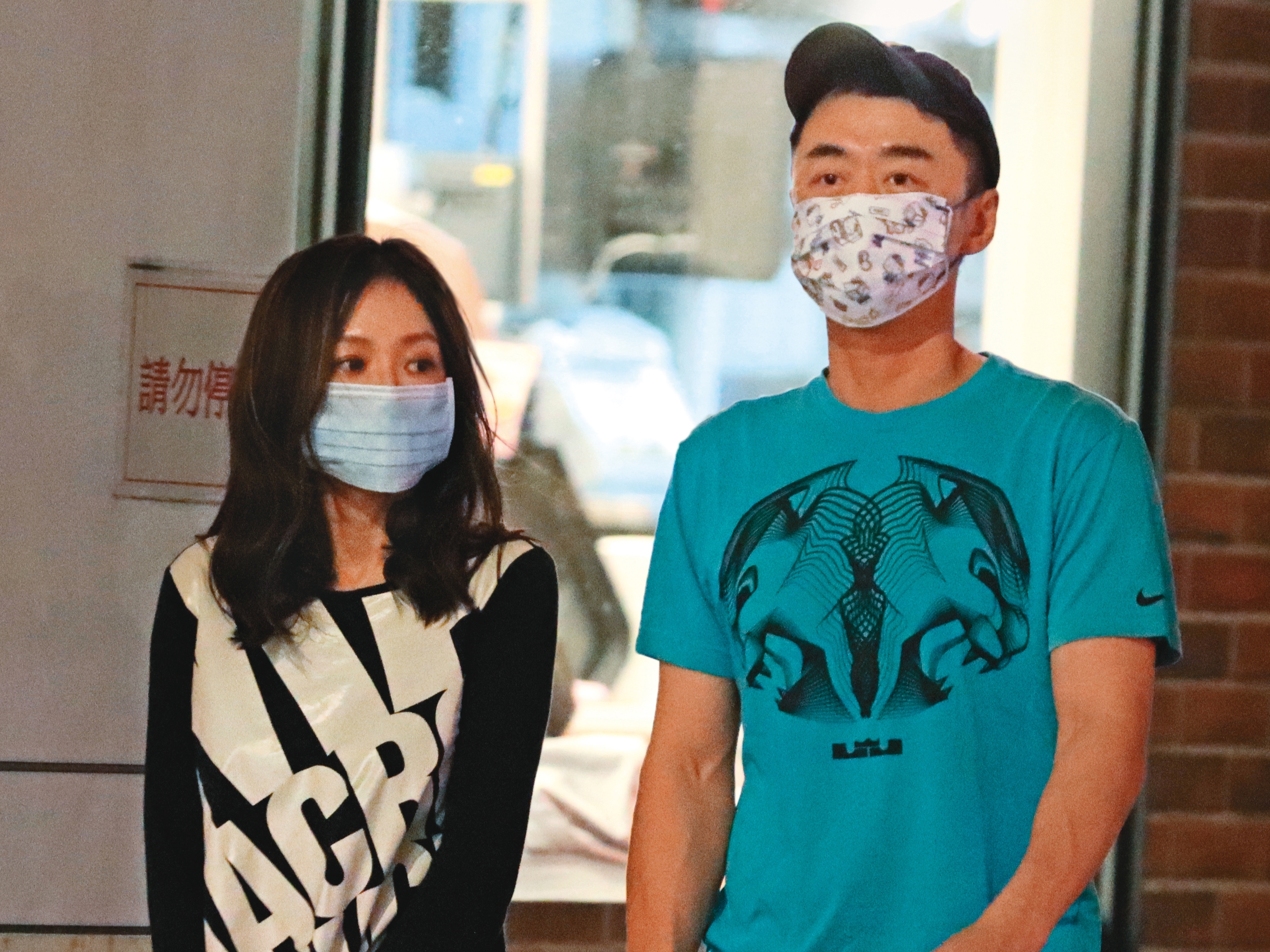 10月16日20：36，尹馨（左）與張承中（右）漫步時呈現老夫老妻狀態，身體距離沒跟謝駿毅一樣近。