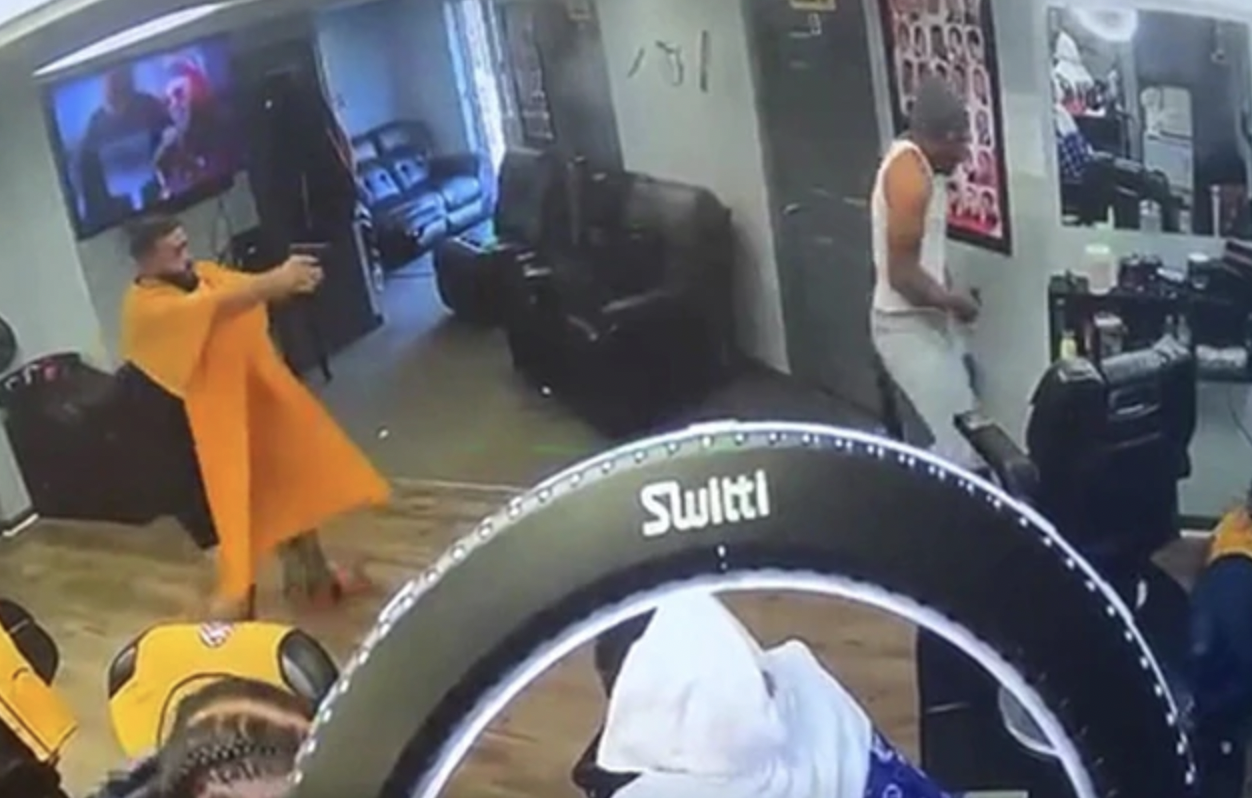 嫌犯奧爾特加（右，白衣男）持槍射殺理髮廳老闆，孰料他「好心」放過的顧客是一名警察，該顧客便即時開槍制伏了奧爾特加。（翻攝自@Brave_spirit81 推特）