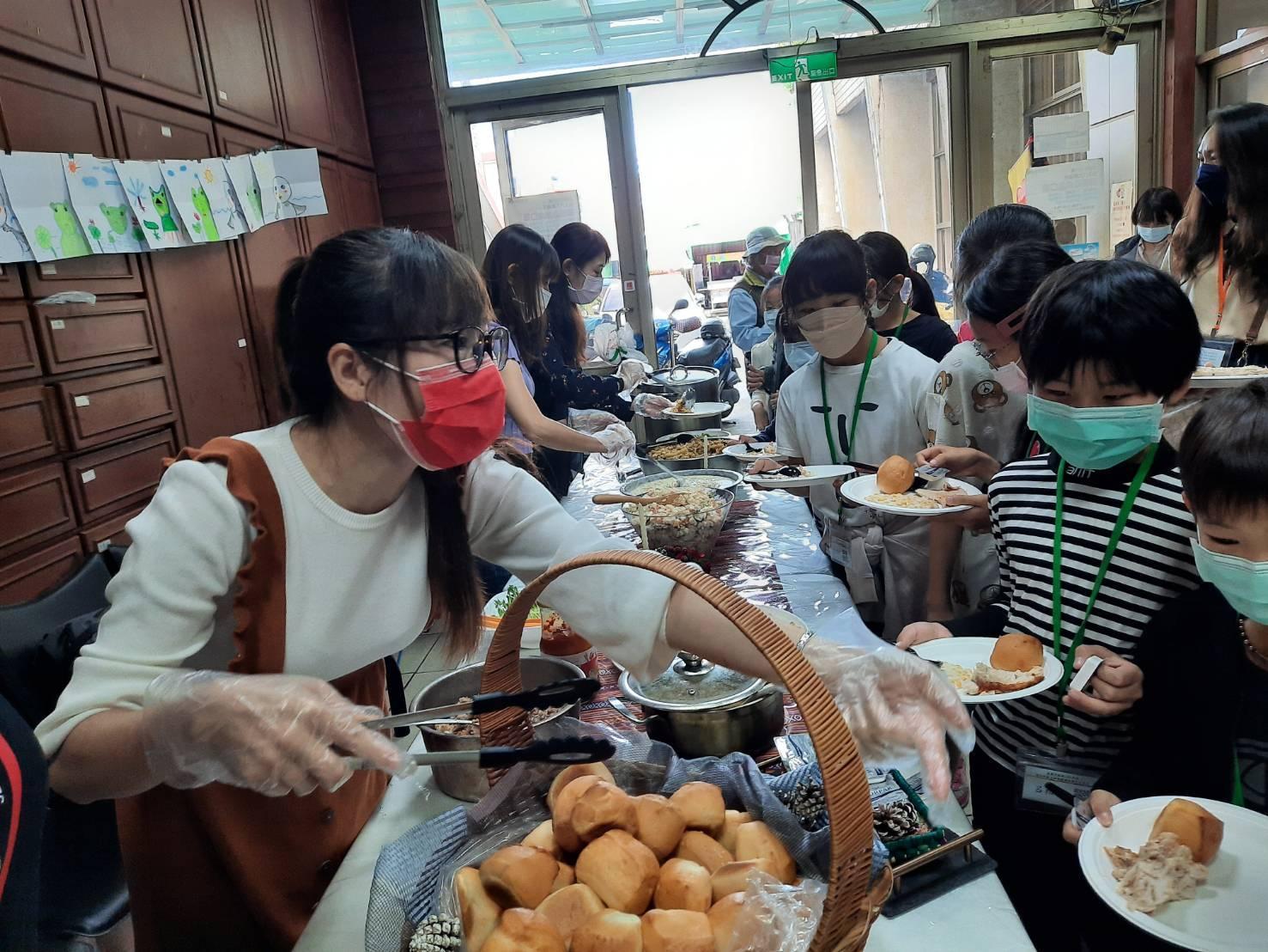新住民及二代開心享用感恩節大餐。(移民署嘉義市服務站提供)