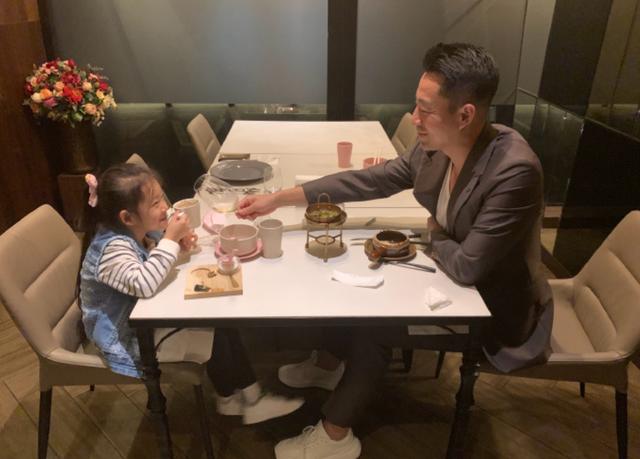 大女兒小玥兒是汪小菲的心頭肉，經常PO出父女合照。（翻攝自汪小菲微博）